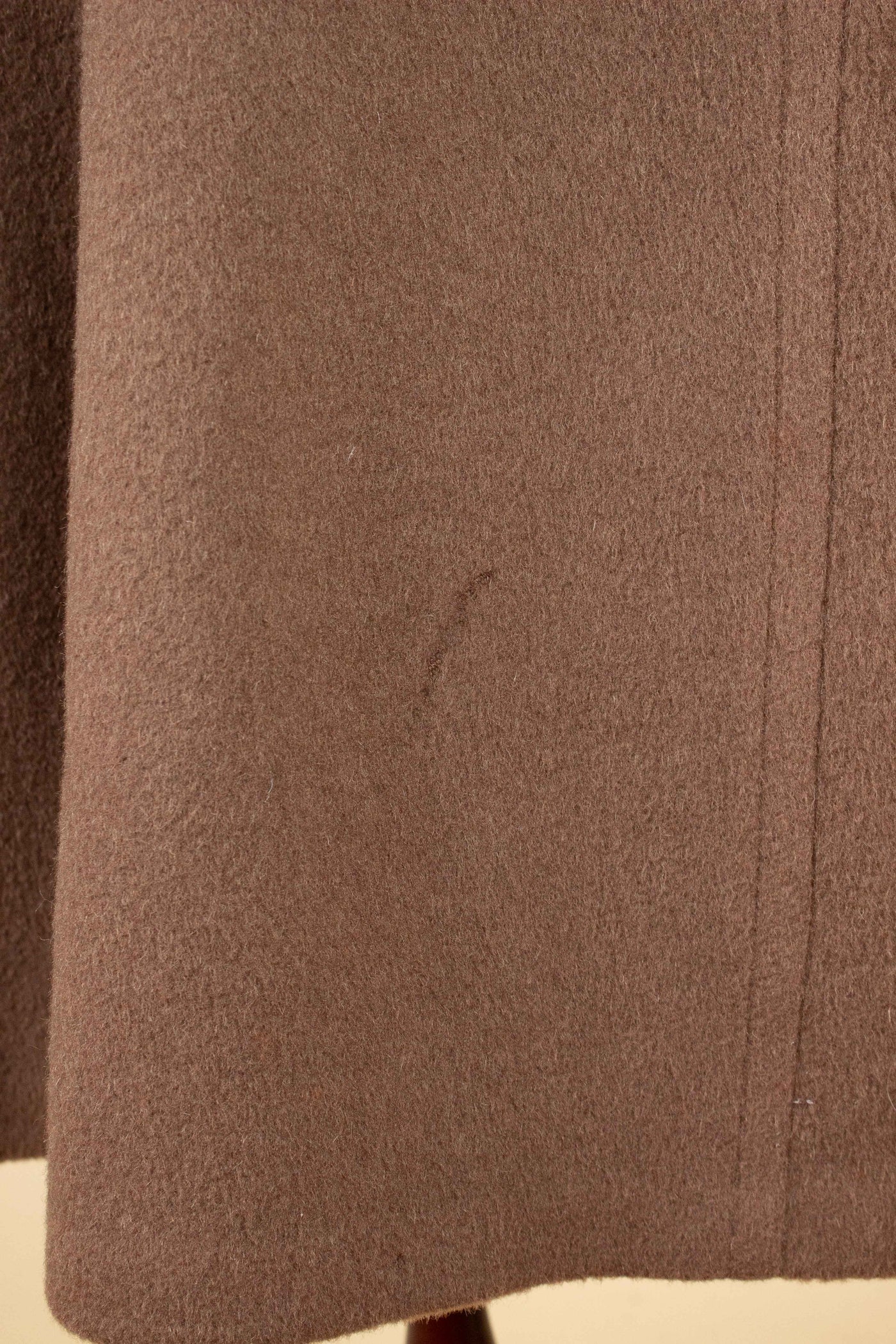 AMERICAN 1950S CHOCOLATE BROWN CAMEL WOOL SINGLE BREASTED OVERCOAT. SIZE CA EU 46-48