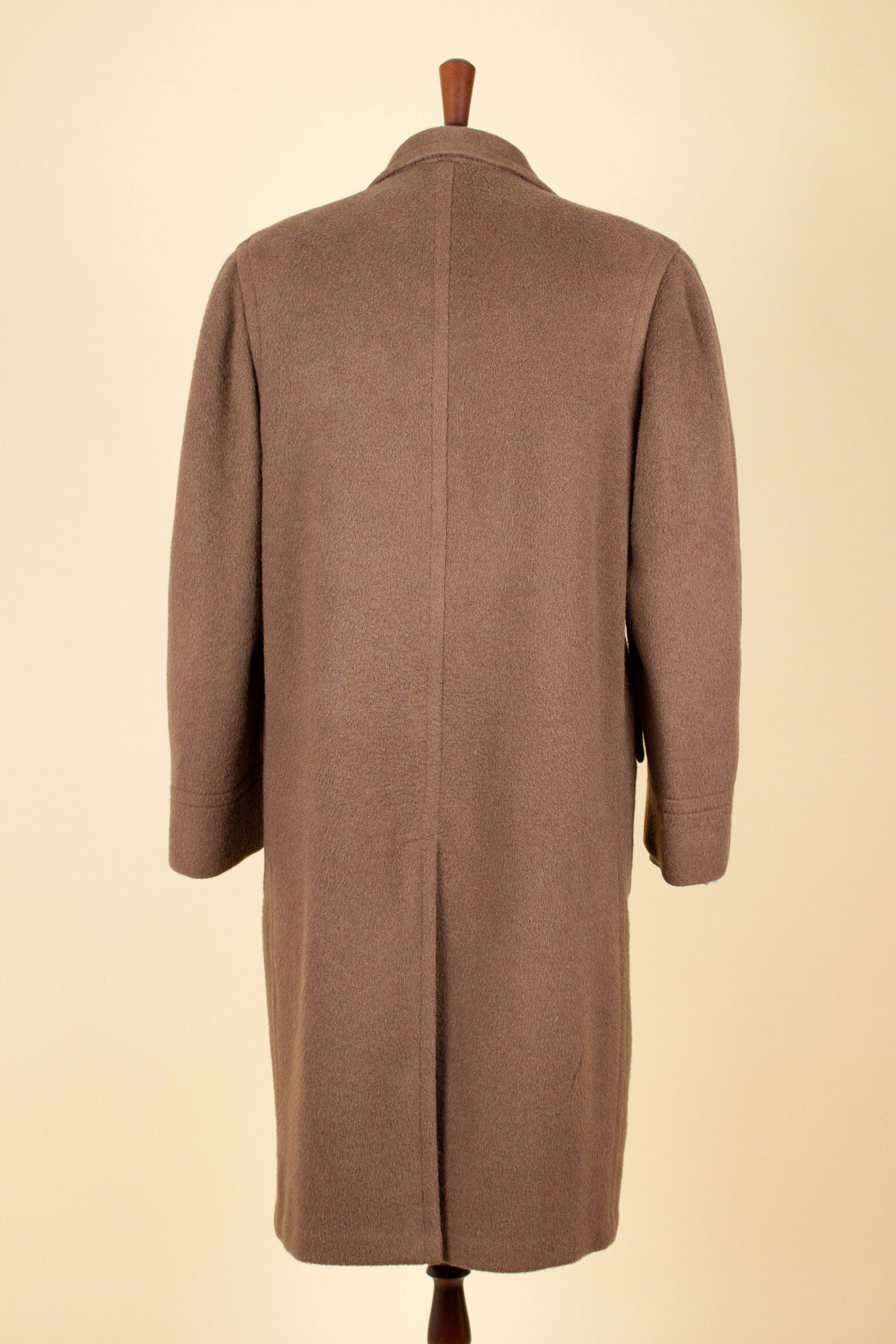 AMERICAN 1950S CHOCOLATE BROWN CAMEL WOOL SINGLE BREASTED OVERCOAT. SIZE CA EU 46-48