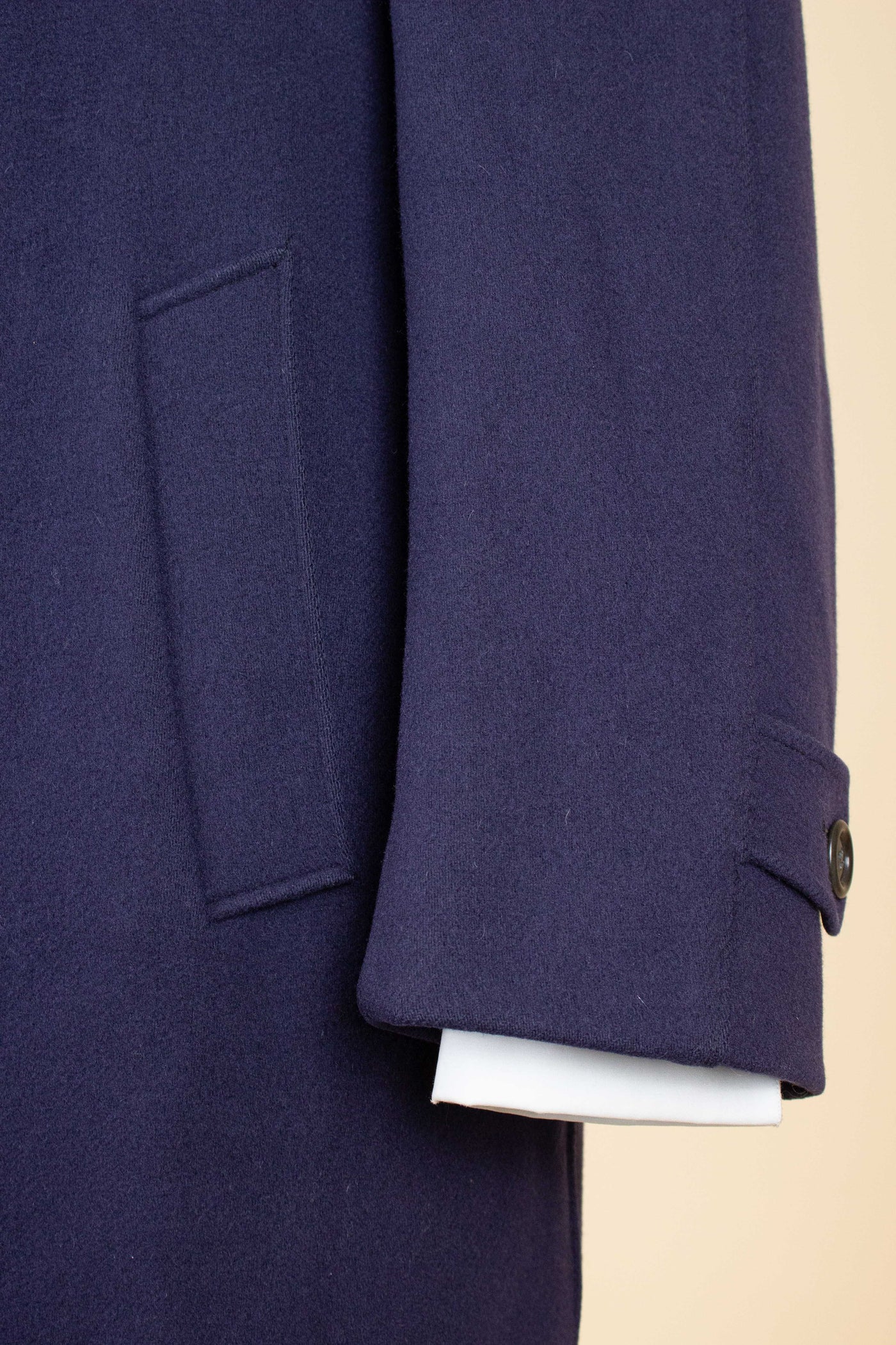 SWEDISH 1940S/1950S NAVY BLUE SINGLE BREASTED OVERCOAT BY WIDENGRENS. SIZE CA EU 48