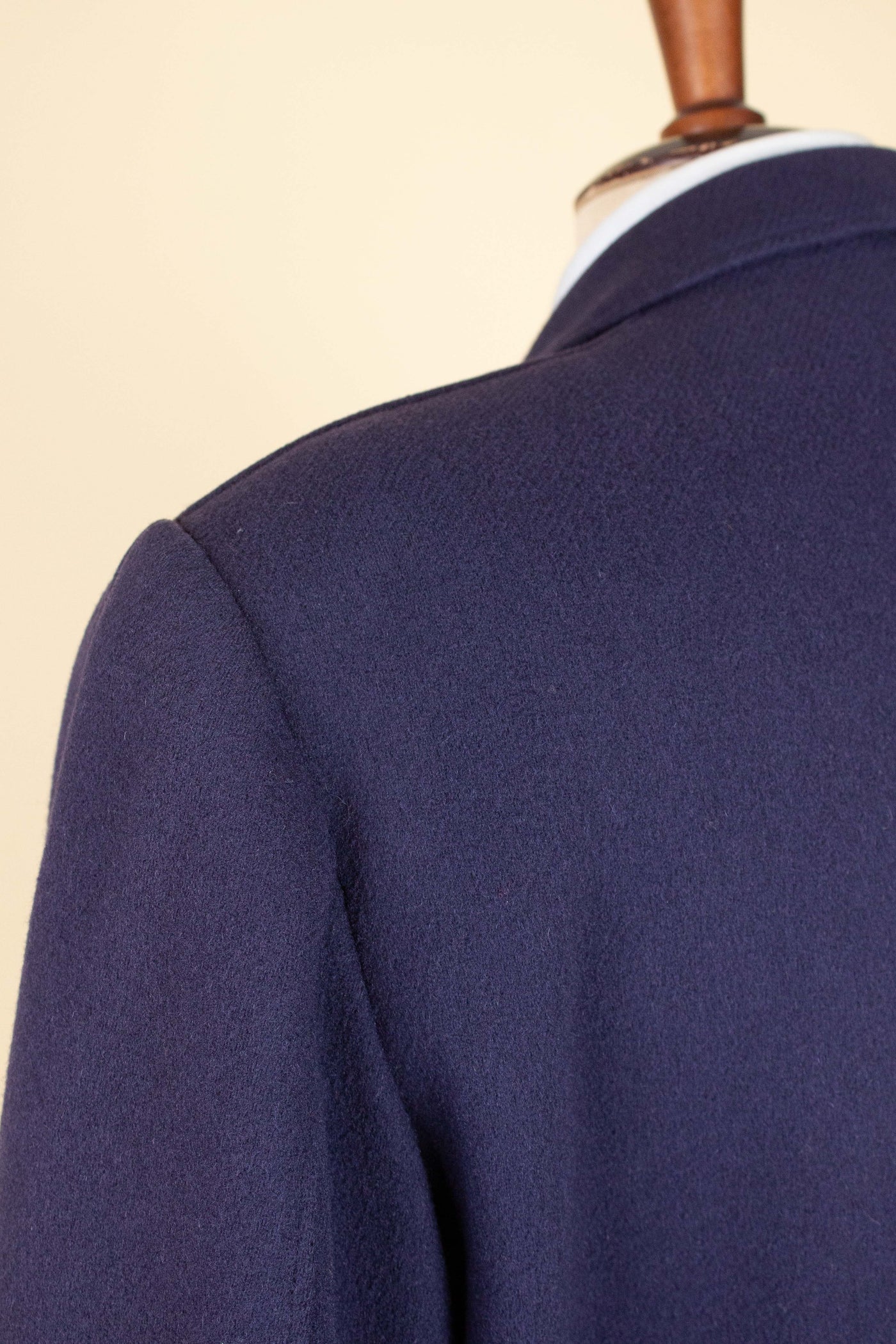 SWEDISH 1940S/1950S NAVY BLUE SINGLE BREASTED OVERCOAT BY WIDENGRENS. SIZE CA EU 48