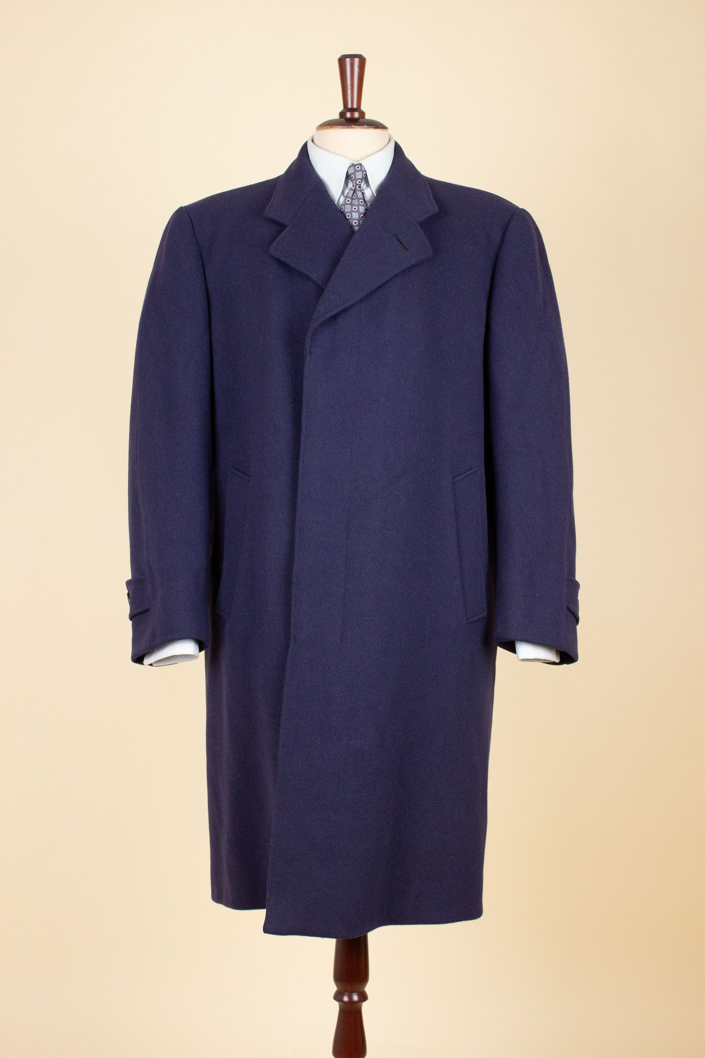 SWEDISH 1940S/1950S NAVY BLUE SINGLE BREASTED OVERCOAT BY WIDENGRENS. SIZE CA EU 48