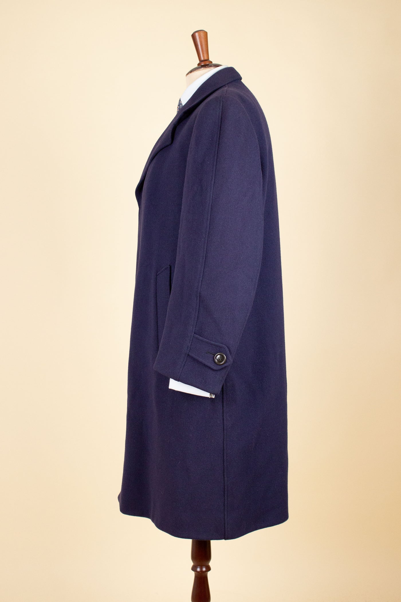 SWEDISH 1940S/1950S NAVY BLUE SINGLE BREASTED OVERCOAT BY WIDENGRENS. SIZE CA EU 48
