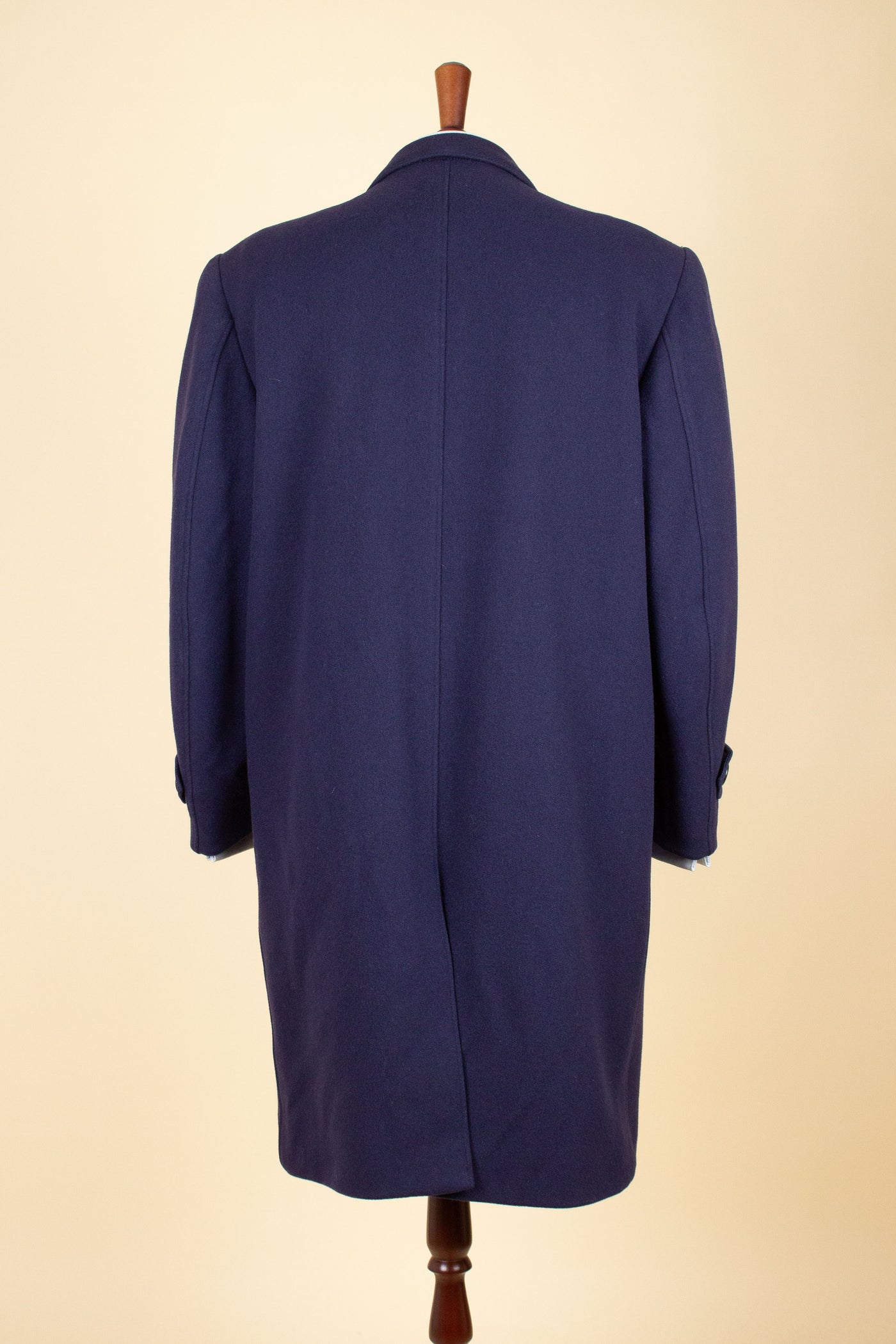 SWEDISH 1940S/1950S NAVY BLUE SINGLE BREASTED OVERCOAT BY WIDENGRENS. SIZE CA EU 48