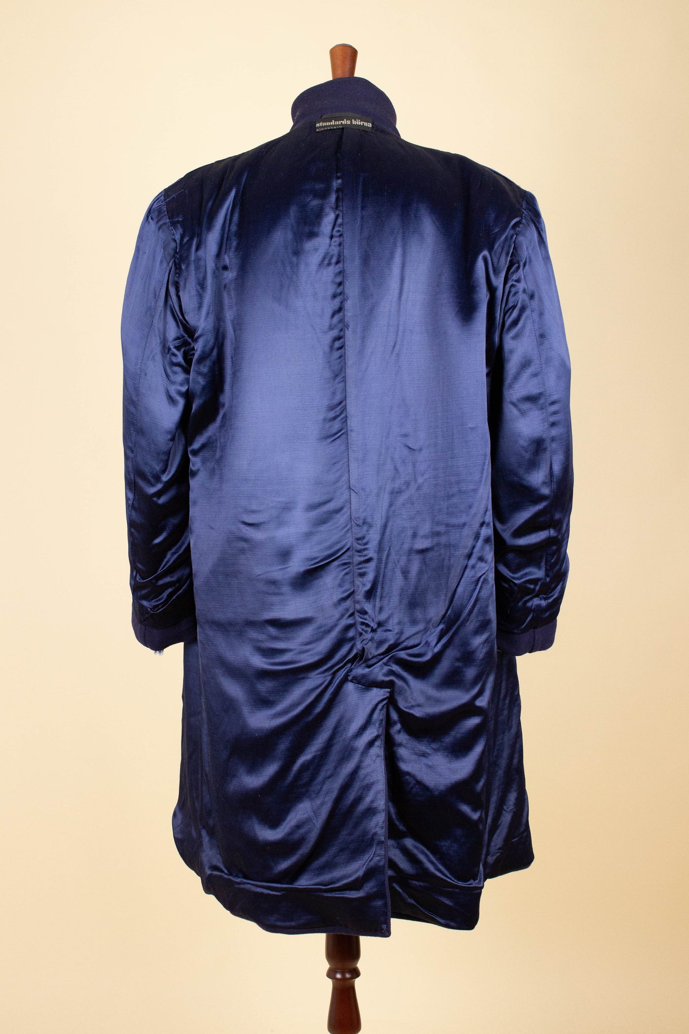 SWEDISH 1940S/1950S NAVY BLUE SINGLE BREASTED OVERCOAT BY WIDENGRENS. SIZE CA EU 48