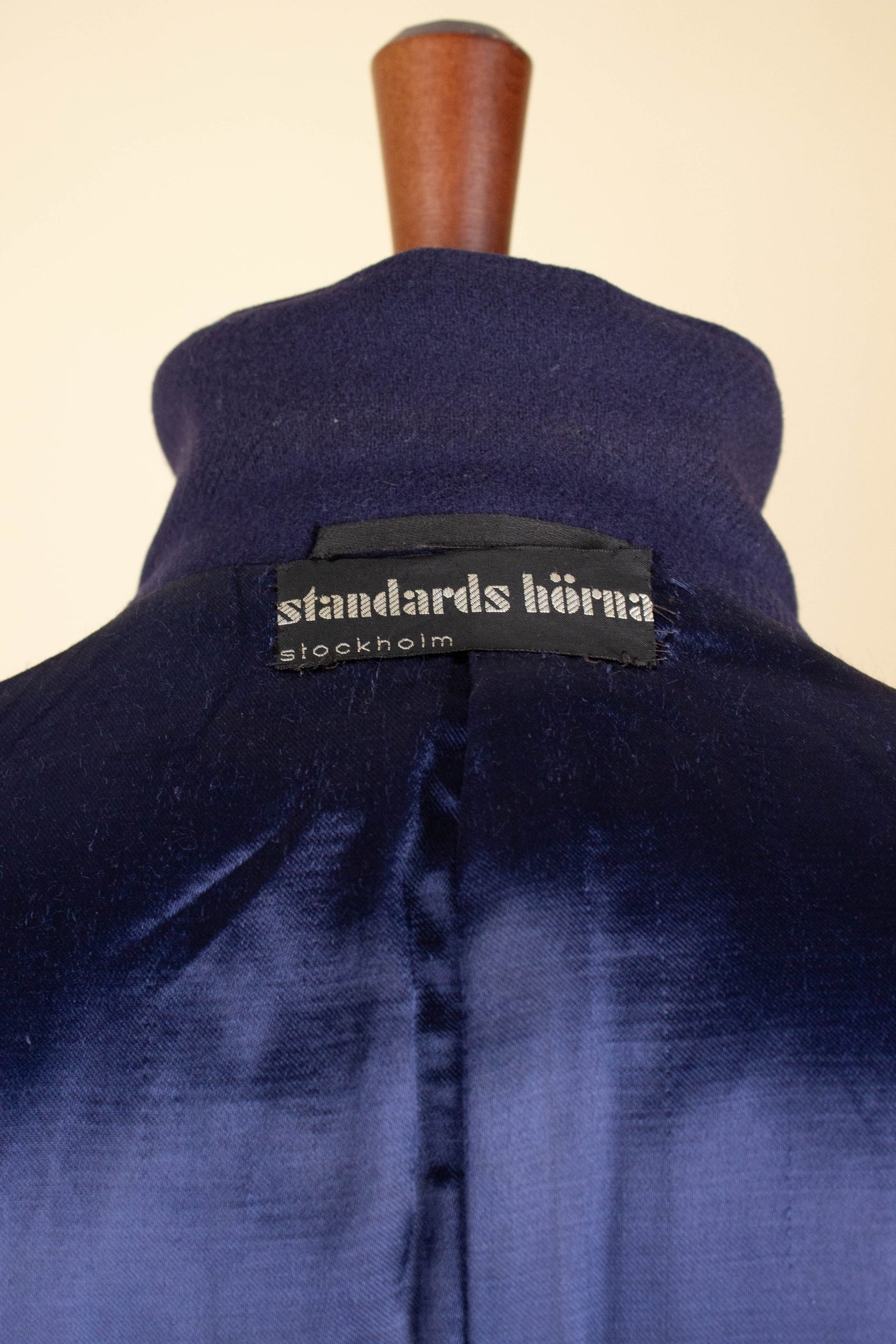 SWEDISH 1940S/1950S NAVY BLUE SINGLE BREASTED OVERCOAT BY WIDENGRENS. SIZE CA EU 48