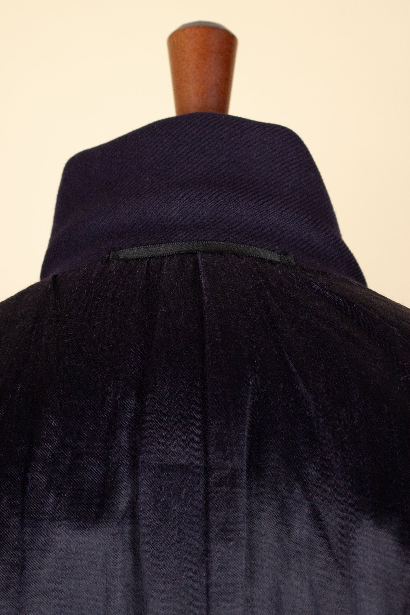 1930S/1940S NAVY BLUE DOUBLE BREASTED OVERCOAT BY UKNOWN MAKER. SIZE CA EU 56-58 SHORT
