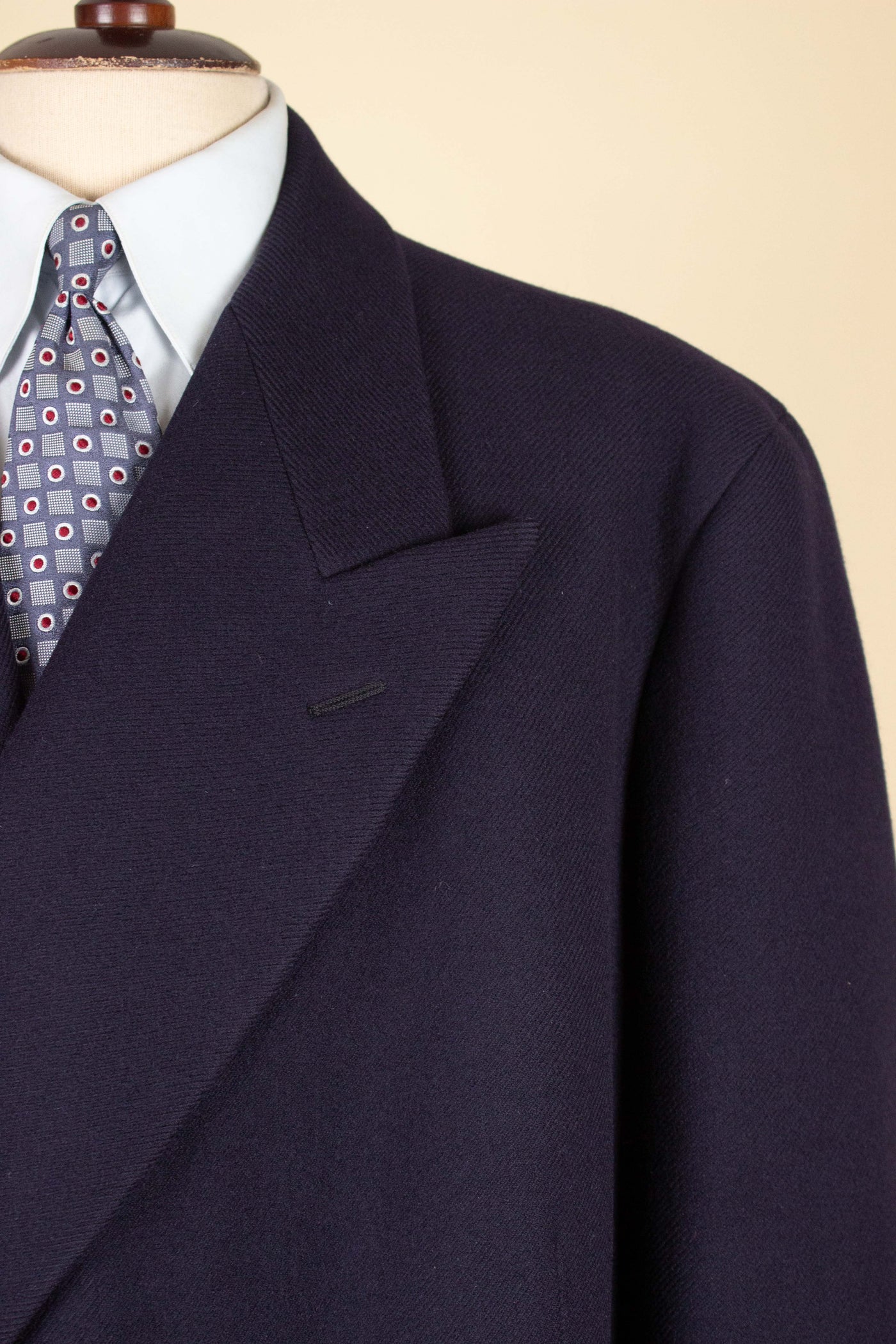 1930S/1940S NAVY BLUE DOUBLE BREASTED OVERCOAT BY UKNOWN MAKER. SIZE CA EU 56-58 SHORT