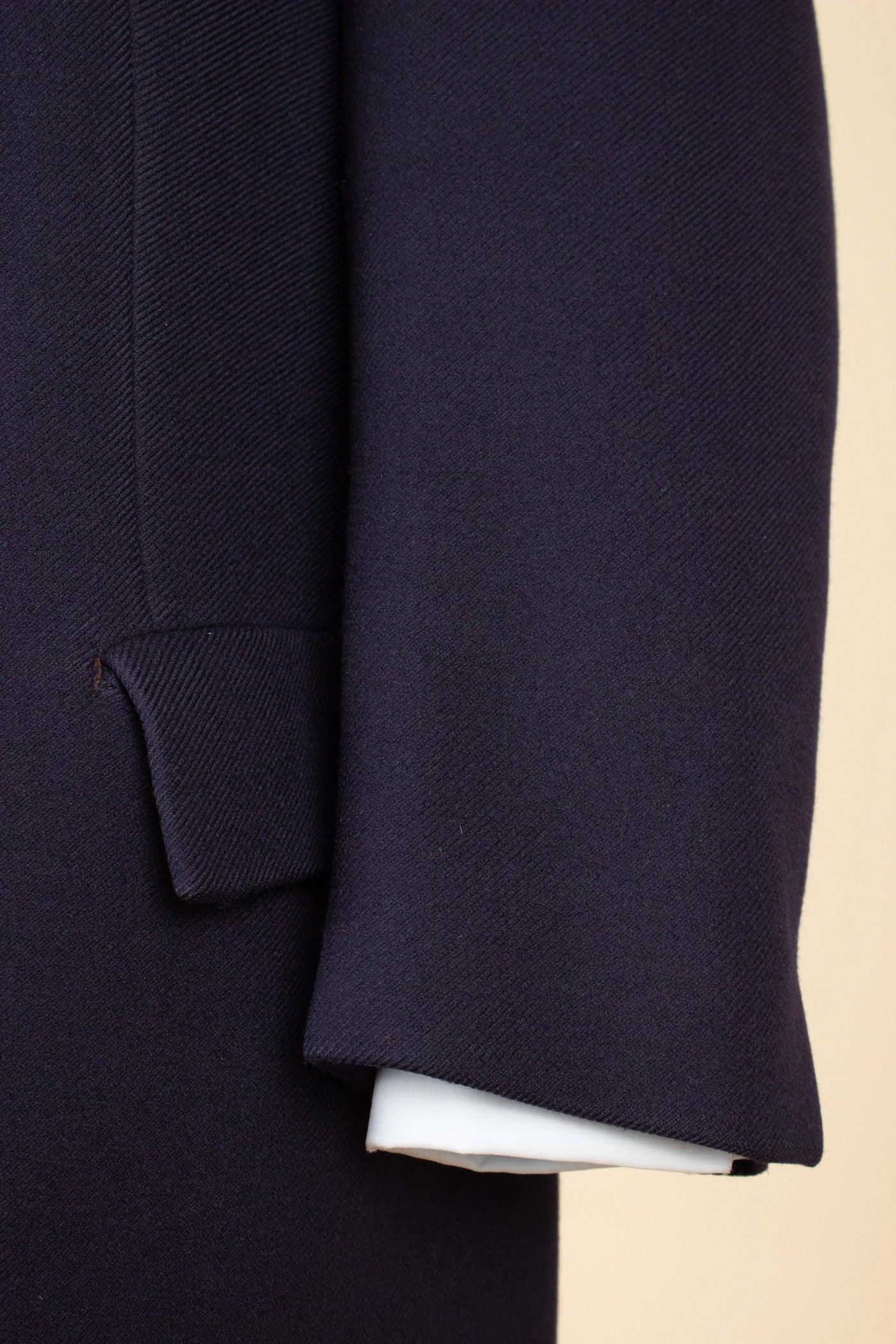 1930S/1940S NAVY BLUE DOUBLE BREASTED OVERCOAT BY UKNOWN MAKER. SIZE CA EU 56-58 SHORT