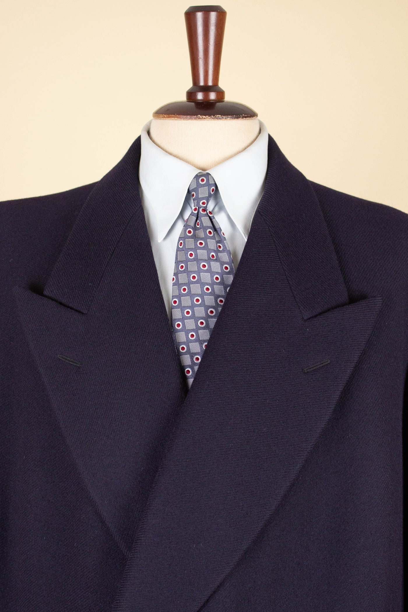 1930S/1940S NAVY BLUE DOUBLE BREASTED OVERCOAT BY UKNOWN MAKER. SIZE CA EU 56-58 SHORT