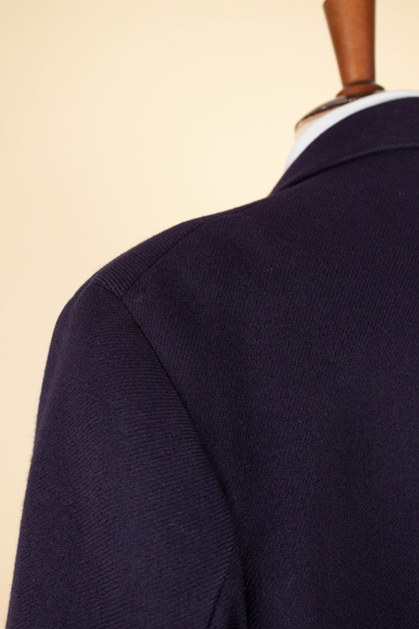 1930S/1940S NAVY BLUE DOUBLE BREASTED OVERCOAT BY UKNOWN MAKER. SIZE CA EU 56-58 SHORT