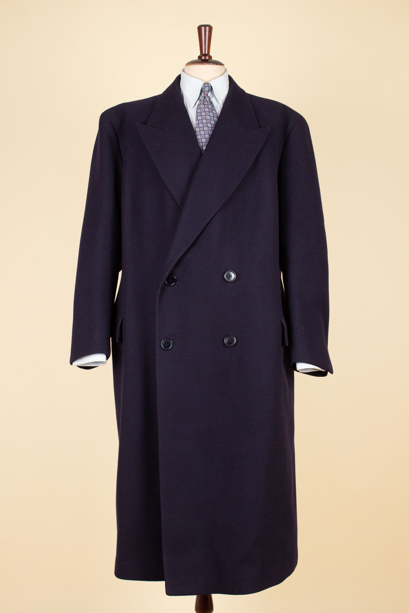1930S/1940S NAVY BLUE DOUBLE BREASTED OVERCOAT BY UKNOWN MAKER. SIZE CA EU 56-58 SHORT