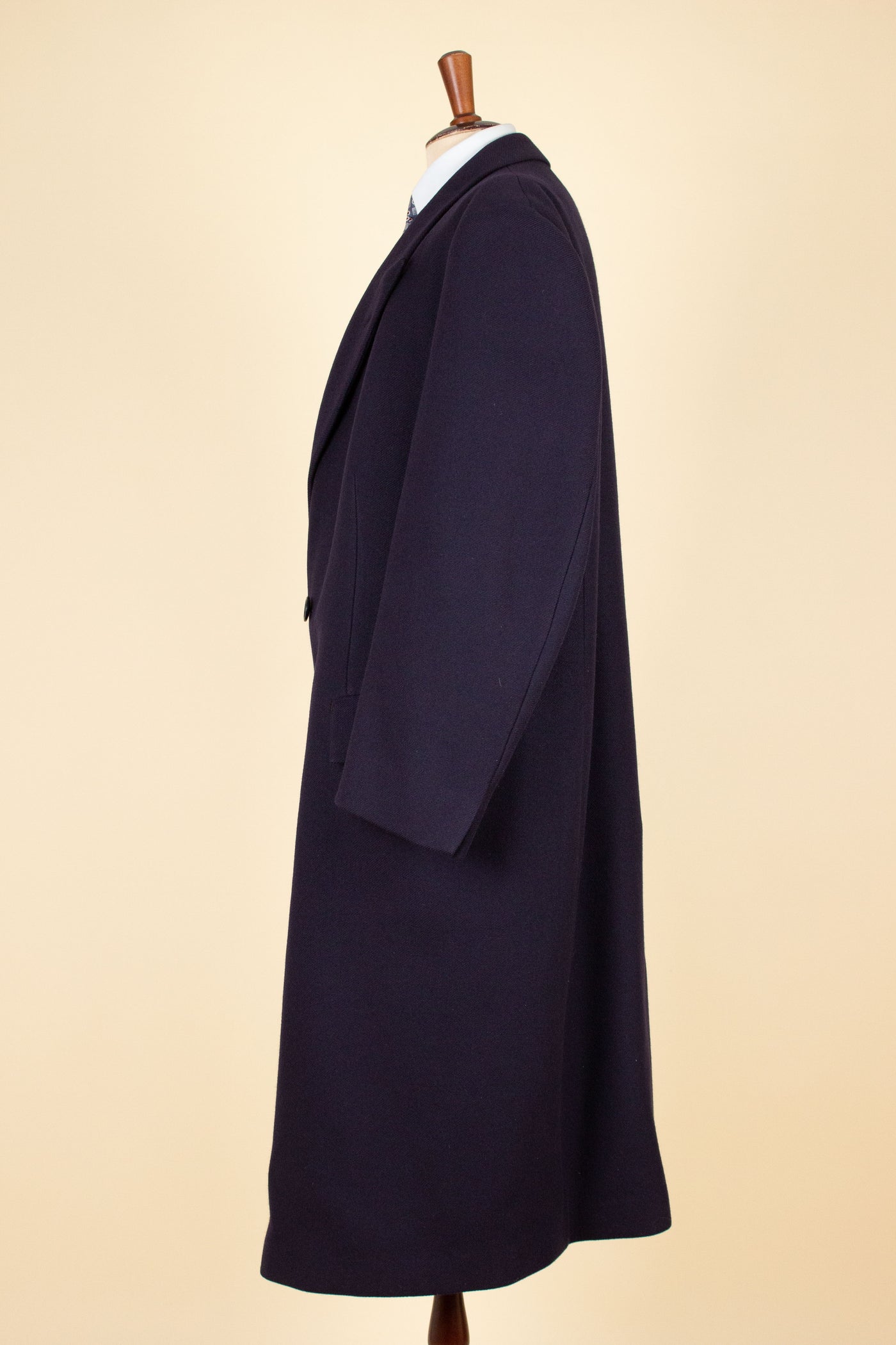 1930S/1940S NAVY BLUE DOUBLE BREASTED OVERCOAT BY UKNOWN MAKER. SIZE CA EU 56-58 SHORT