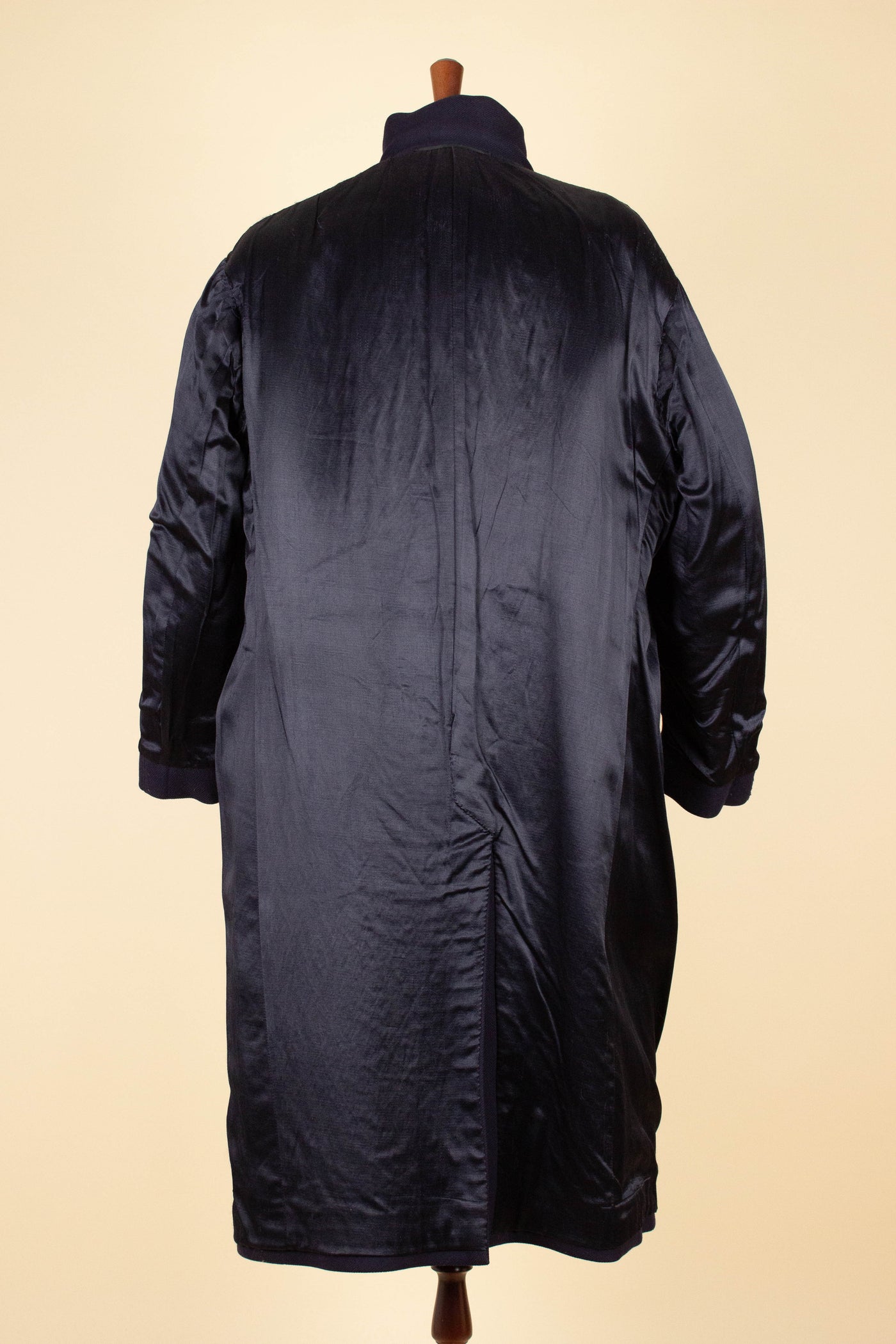 1930S/1940S NAVY BLUE DOUBLE BREASTED OVERCOAT BY UKNOWN MAKER. SIZE CA EU 56-58 SHORT