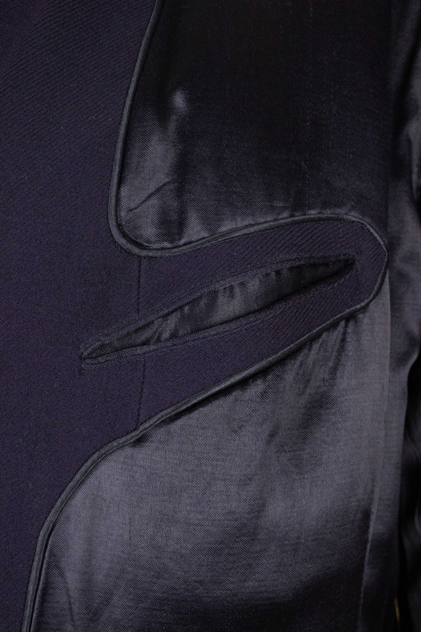 1930S/1940S NAVY BLUE DOUBLE BREASTED OVERCOAT BY UKNOWN MAKER. SIZE CA EU 56-58 SHORT