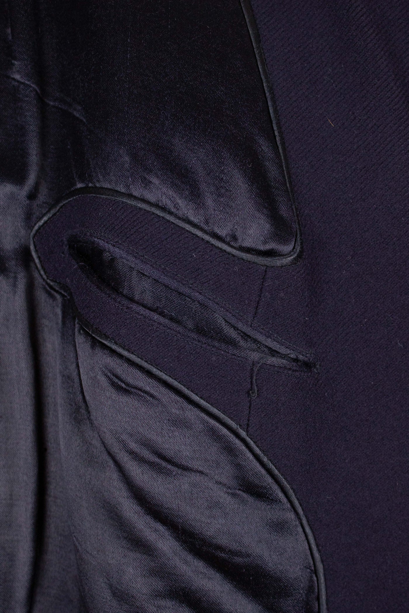 1930S/1940S NAVY BLUE DOUBLE BREASTED OVERCOAT BY UKNOWN MAKER. SIZE CA EU 56-58 SHORT