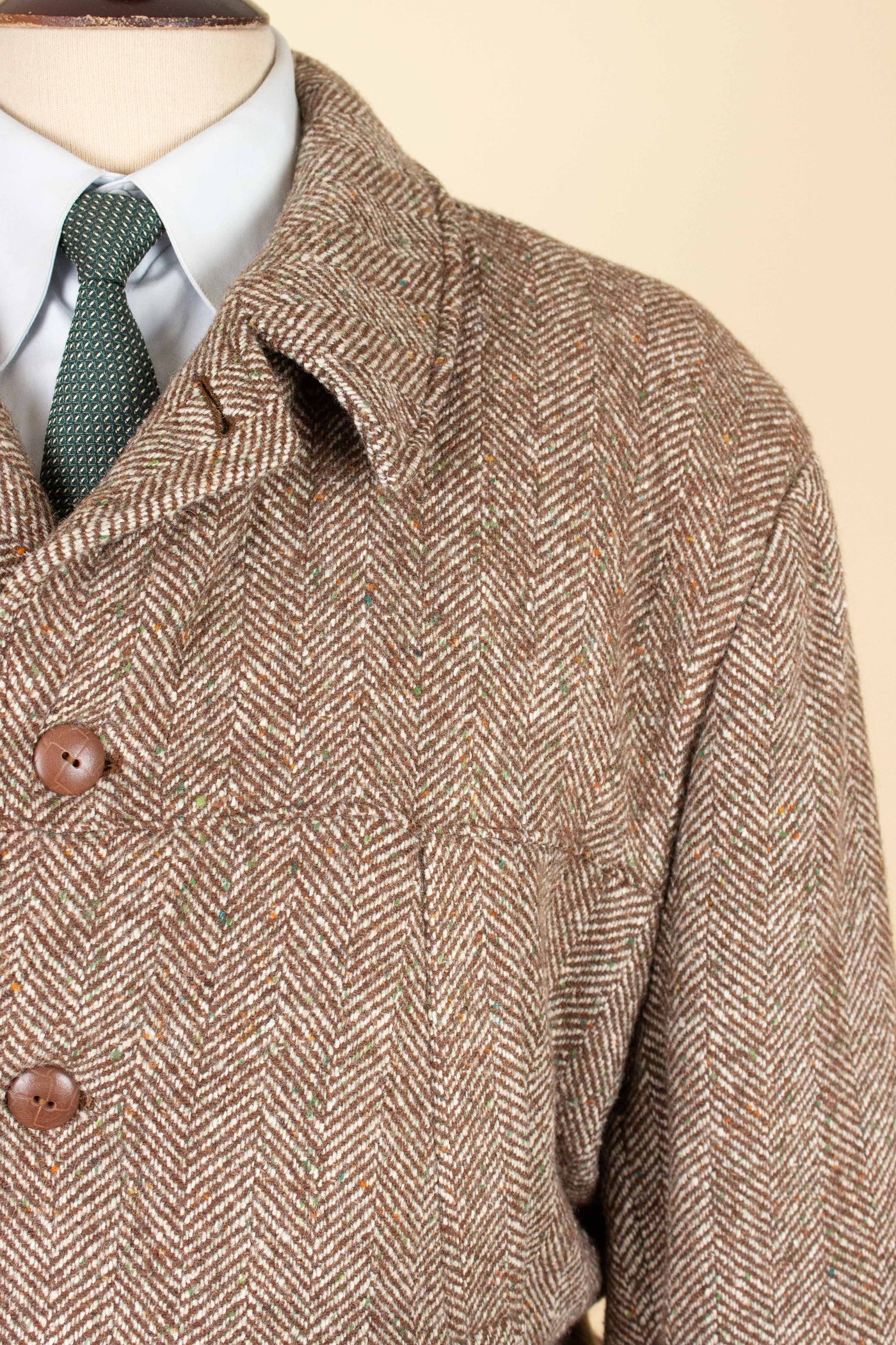 SWEDISH 1940S BROWN HERRINGBONE BELTED TWEED JACKET. SIZE CA EU 48