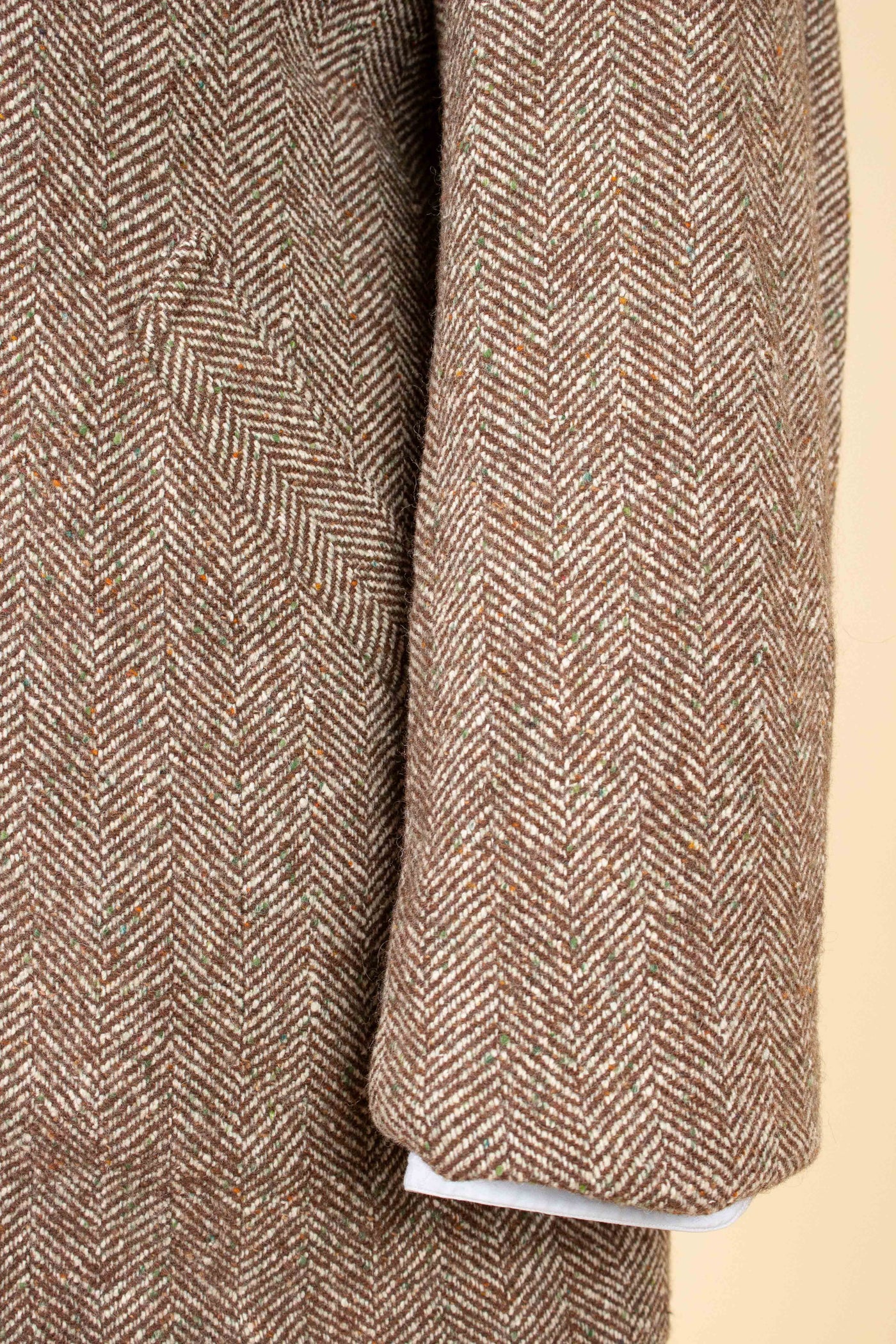 SWEDISH 1940S BROWN HERRINGBONE BELTED TWEED JACKET. SIZE CA EU 48