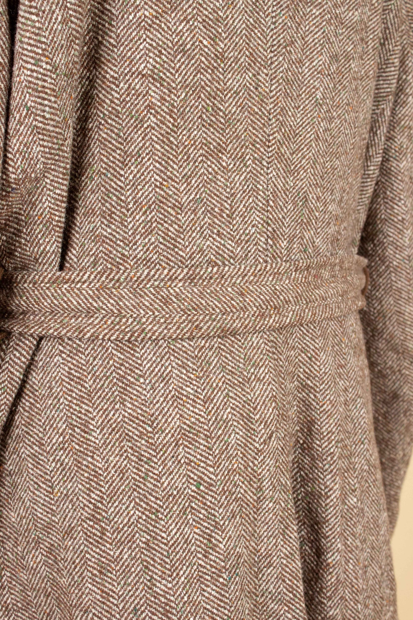 SWEDISH 1940S BROWN HERRINGBONE BELTED TWEED JACKET. SIZE CA EU 48