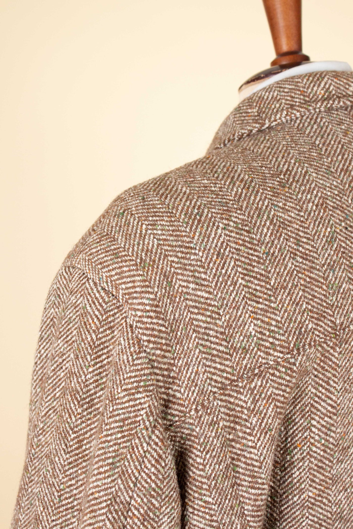 SWEDISH 1940S BROWN HERRINGBONE BELTED TWEED JACKET. SIZE CA EU 48