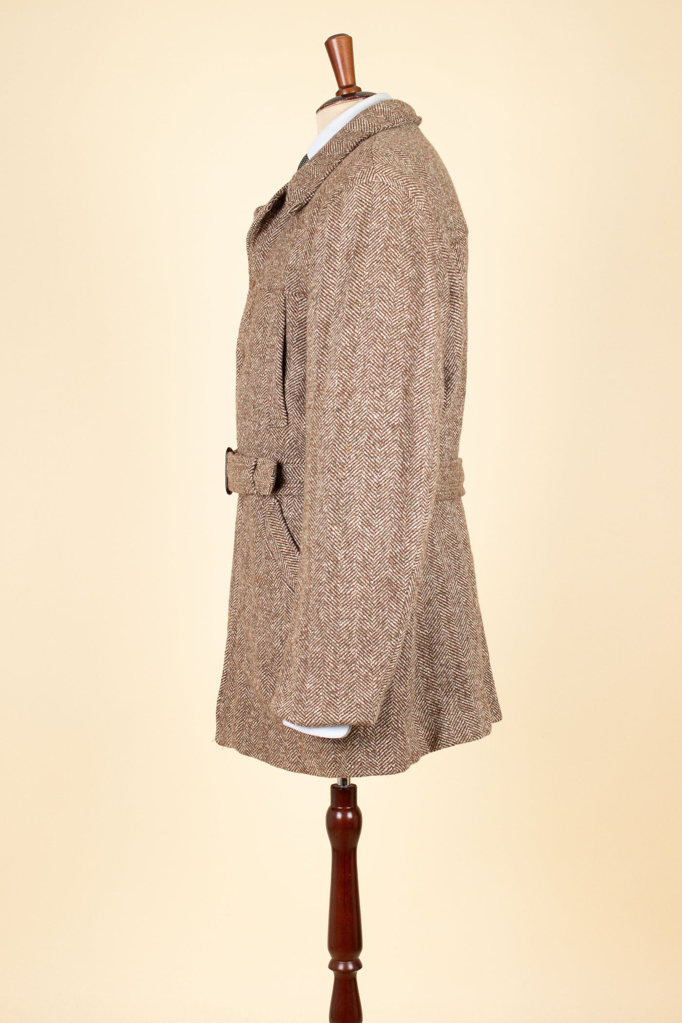 SWEDISH 1940S BROWN HERRINGBONE BELTED TWEED JACKET. SIZE CA EU 48