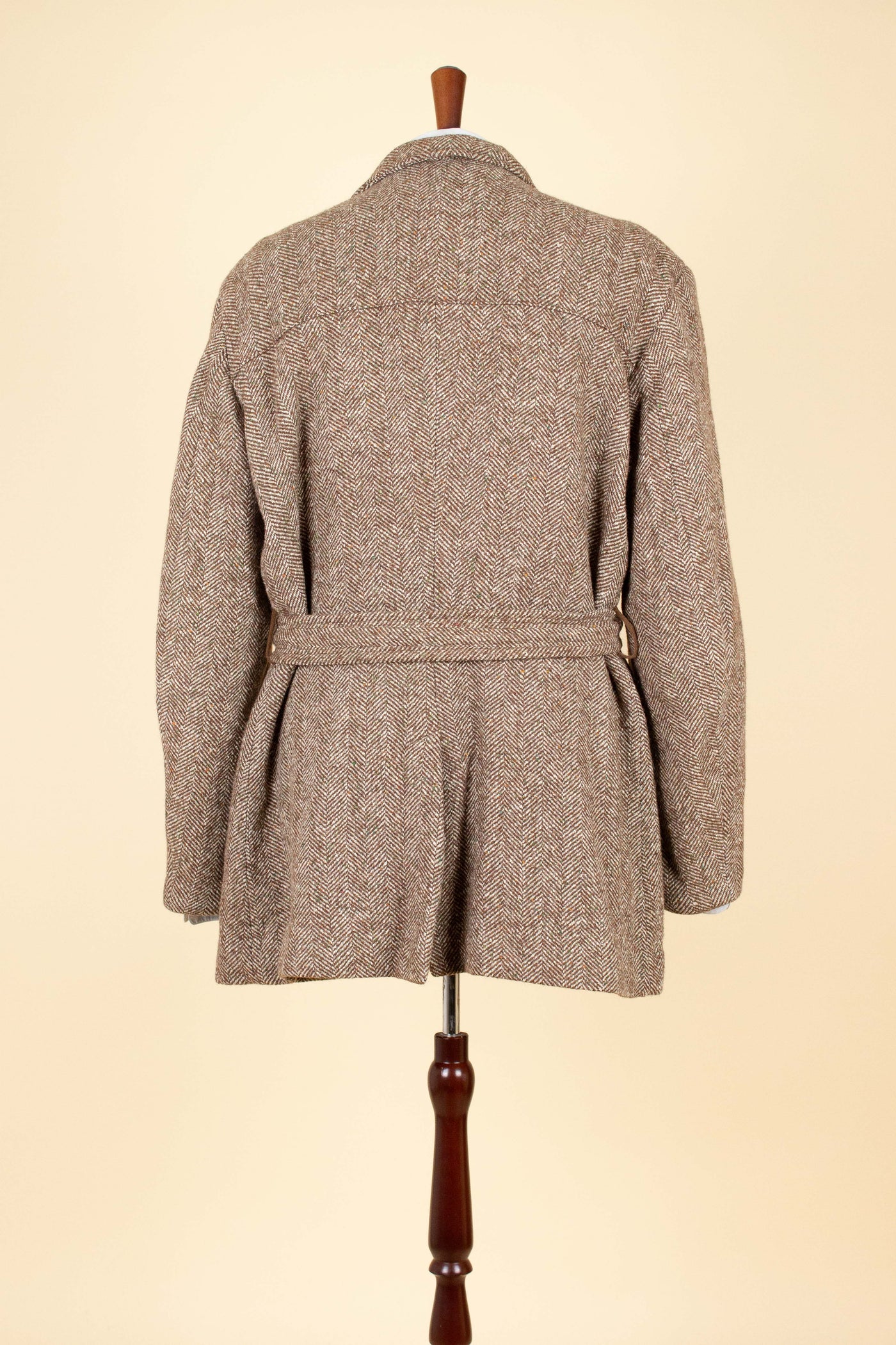 SWEDISH 1940S BROWN HERRINGBONE BELTED TWEED JACKET. SIZE CA EU 48