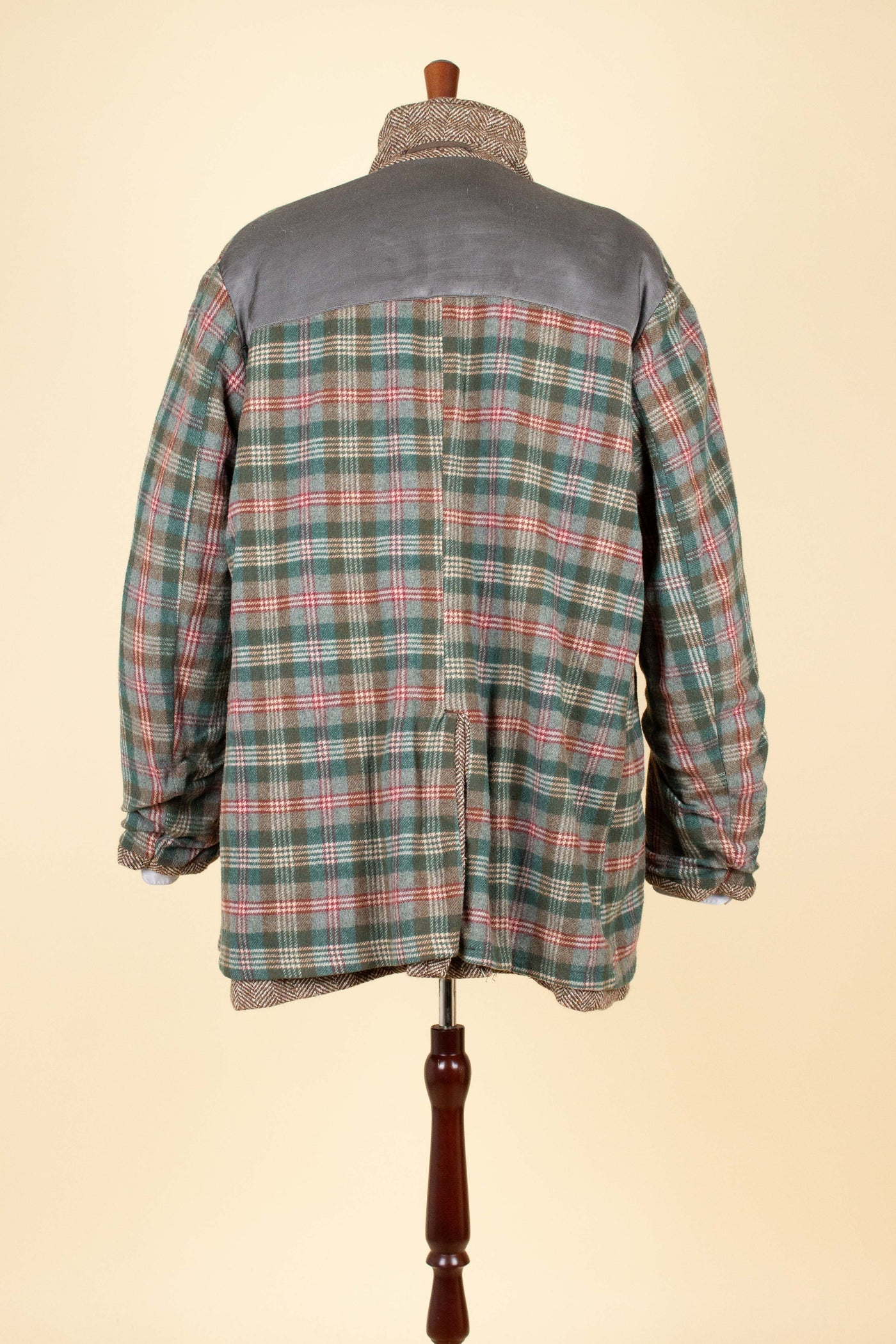 SWEDISH 1940S BROWN HERRINGBONE BELTED TWEED JACKET. SIZE CA EU 48