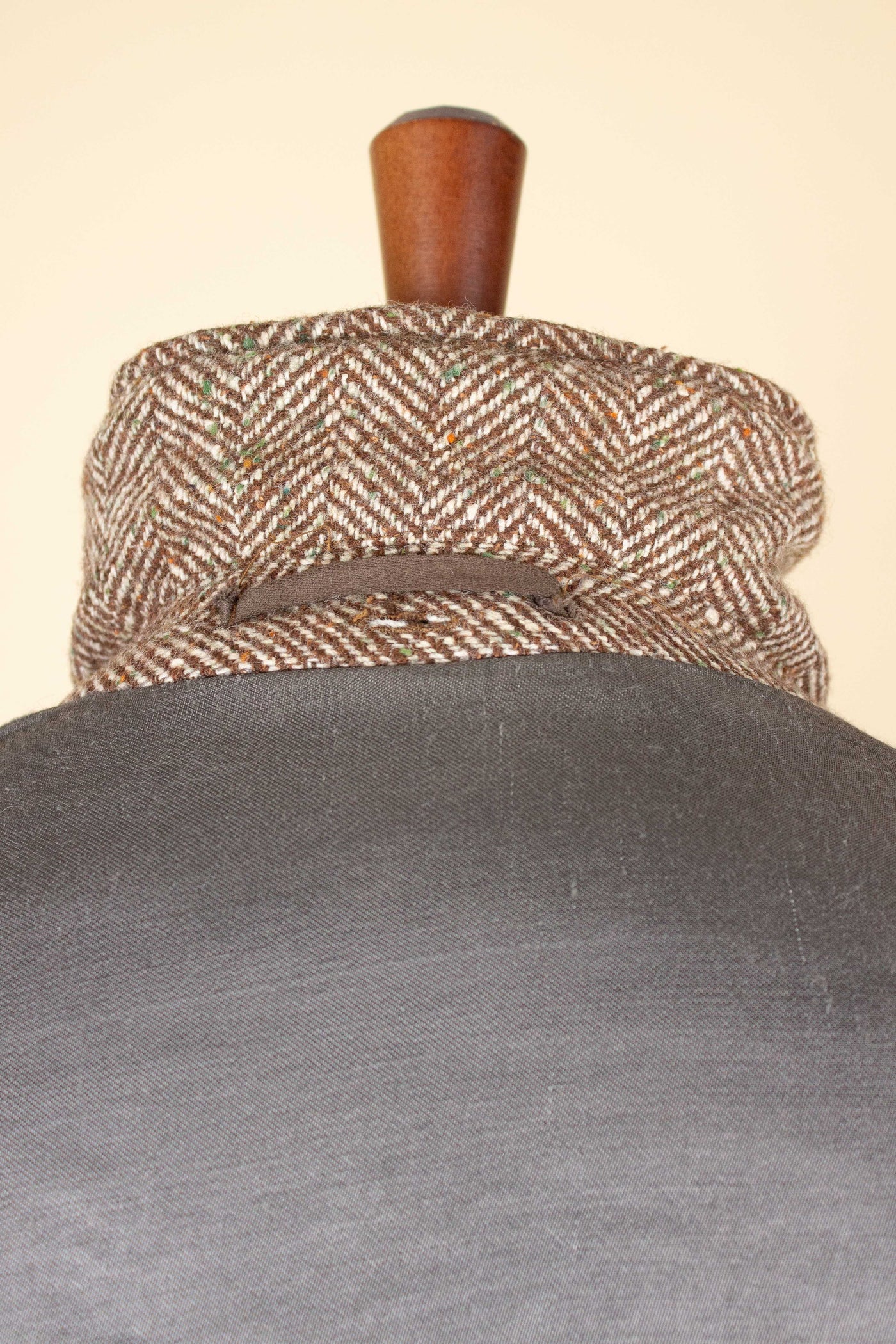 SWEDISH 1940S BROWN HERRINGBONE BELTED TWEED JACKET. SIZE CA EU 48