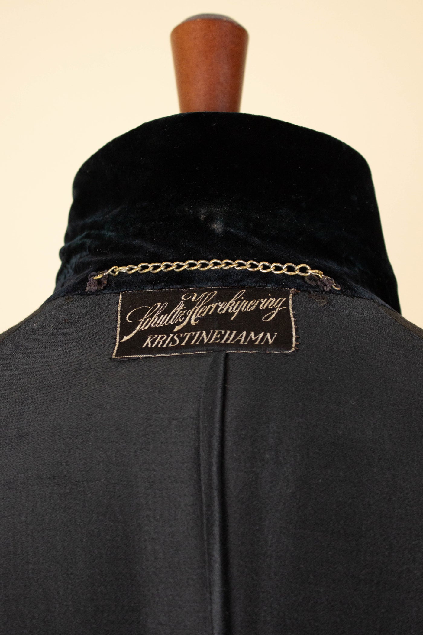 SWEDISH 1920S DARK GREY CHESTERFIELD COAT BY CARL H. SCHULTZ. SIZE CA EU 52-54