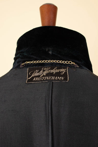 SWEDISH 1920S DARK GREY CHESTERFIELD COAT BY CARL H. SCHULTZ. SIZE CA EU 52-54