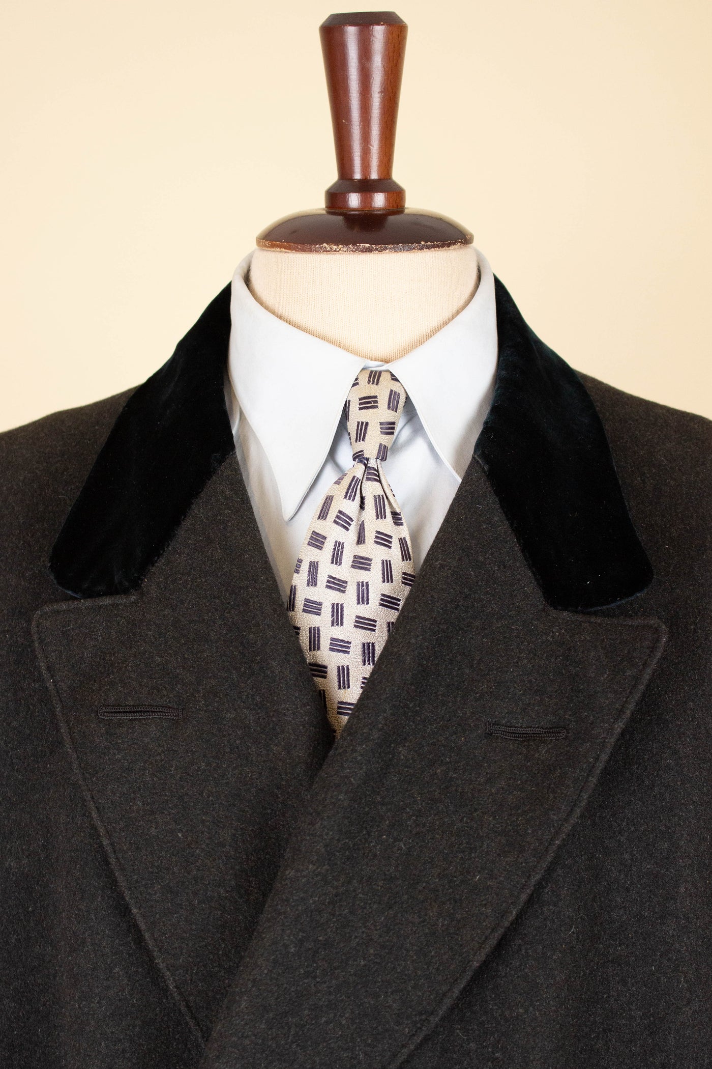 SWEDISH 1920S DARK GREY CHESTERFIELD COAT BY CARL H. SCHULTZ. SIZE CA EU 52-54