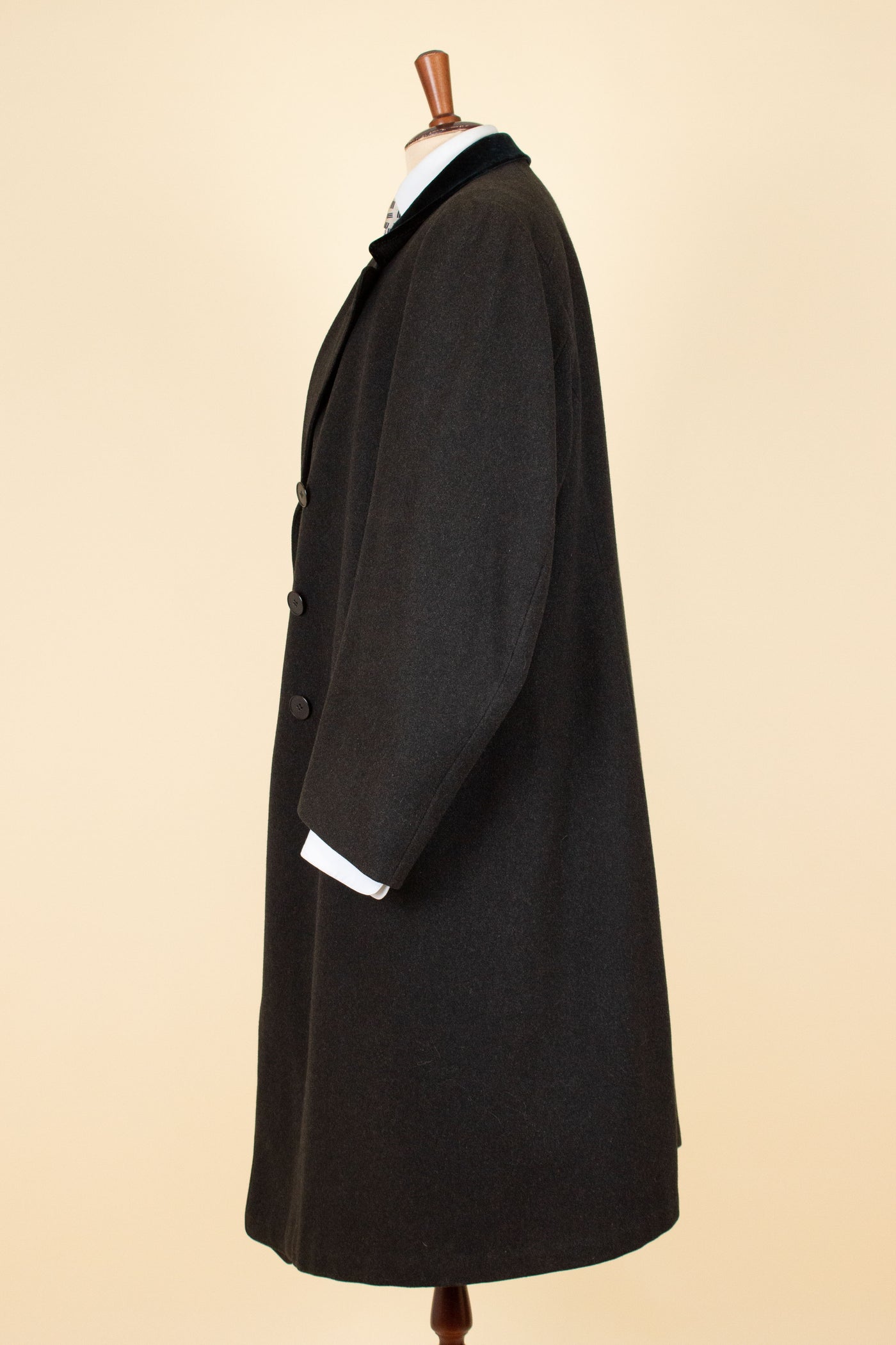 SWEDISH 1920S DARK GREY CHESTERFIELD COAT BY CARL H. SCHULTZ. SIZE CA EU 52-54