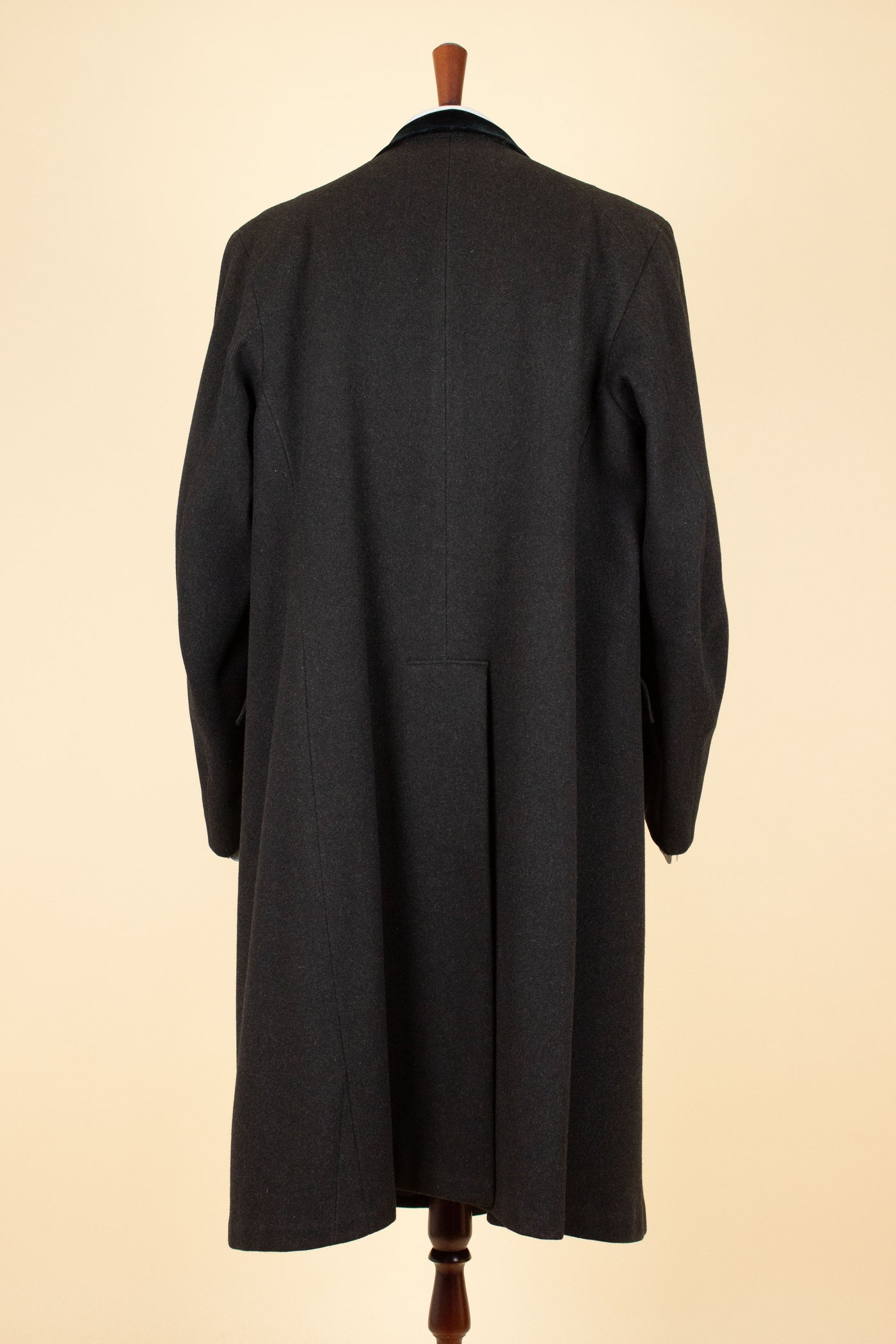 SWEDISH 1920S DARK GREY CHESTERFIELD COAT BY CARL H. SCHULTZ. SIZE CA EU 52-54