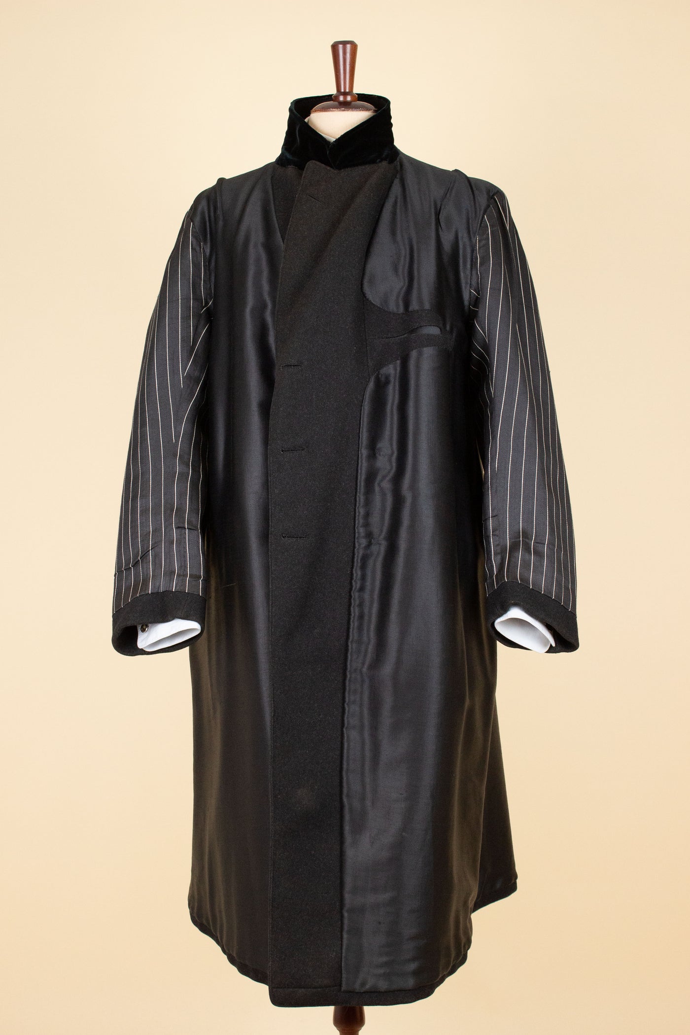 SWEDISH 1920S DARK GREY CHESTERFIELD COAT BY CARL H. SCHULTZ. SIZE CA EU 52-54