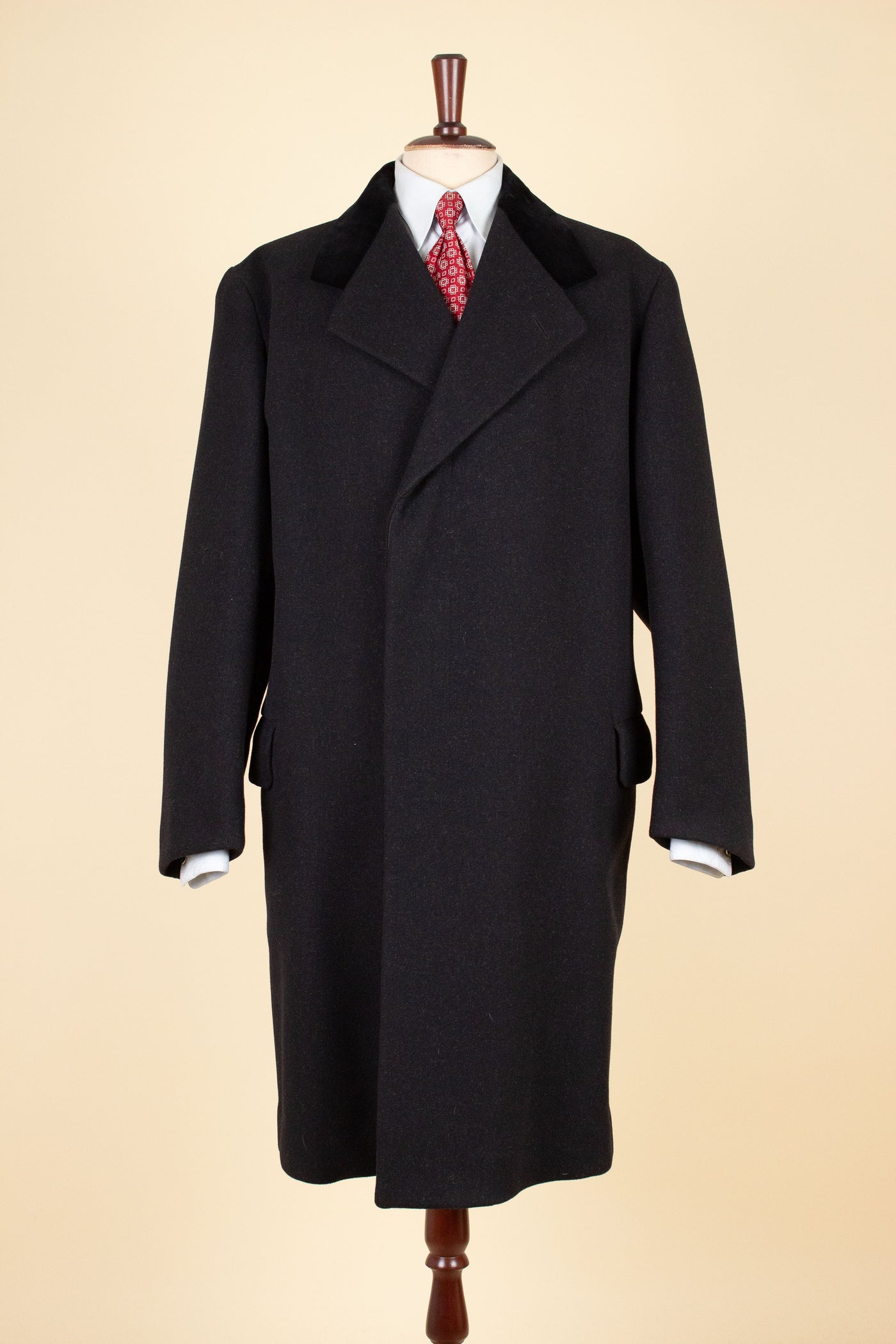 SWEDISH 1930S BLACK COVERT COAT. SIZE CA EU 50 SHORT