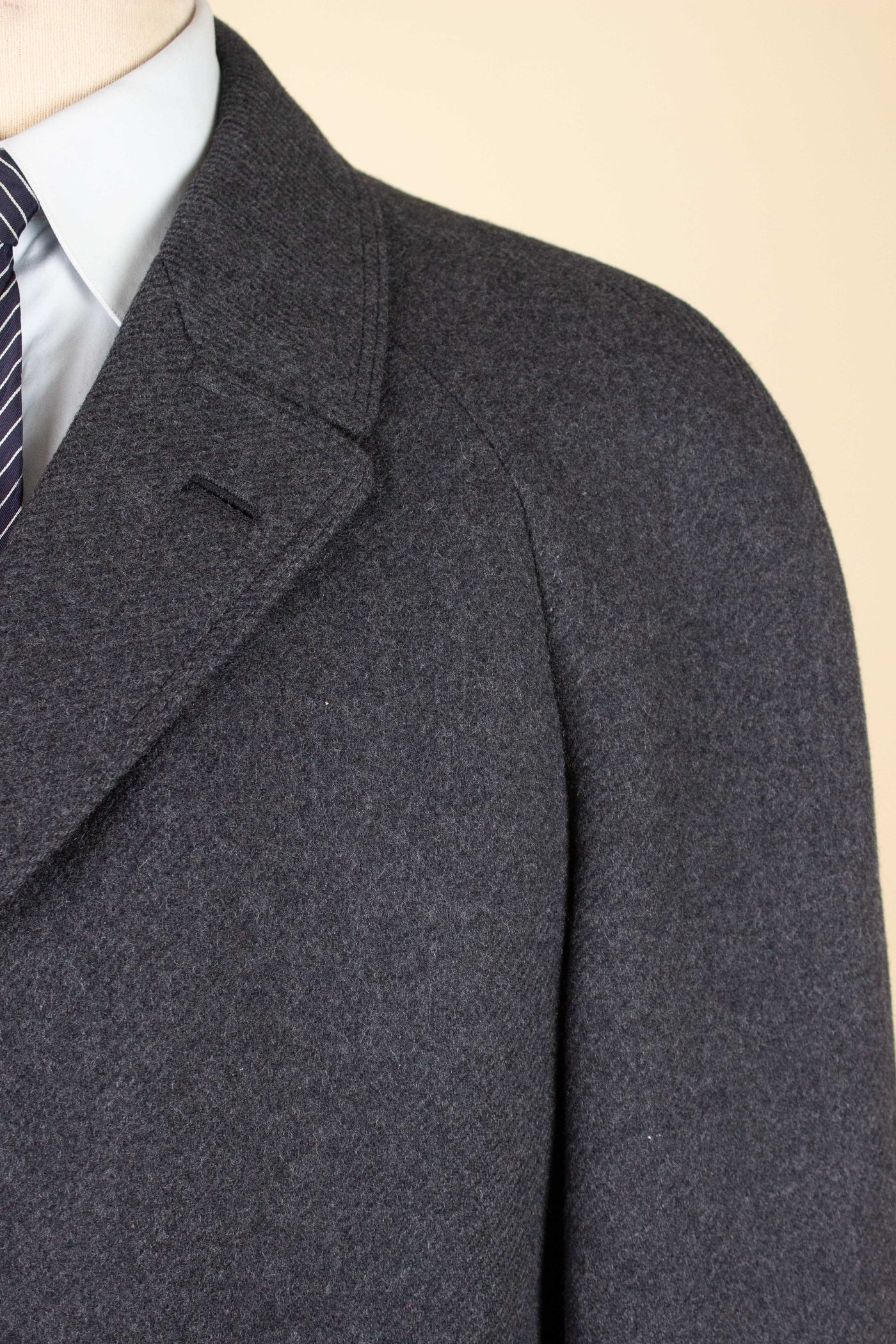 SWEDISH 1950S GREY RAGLAN OVERCOAT BY KABOM. SIZE CA EU 46-48