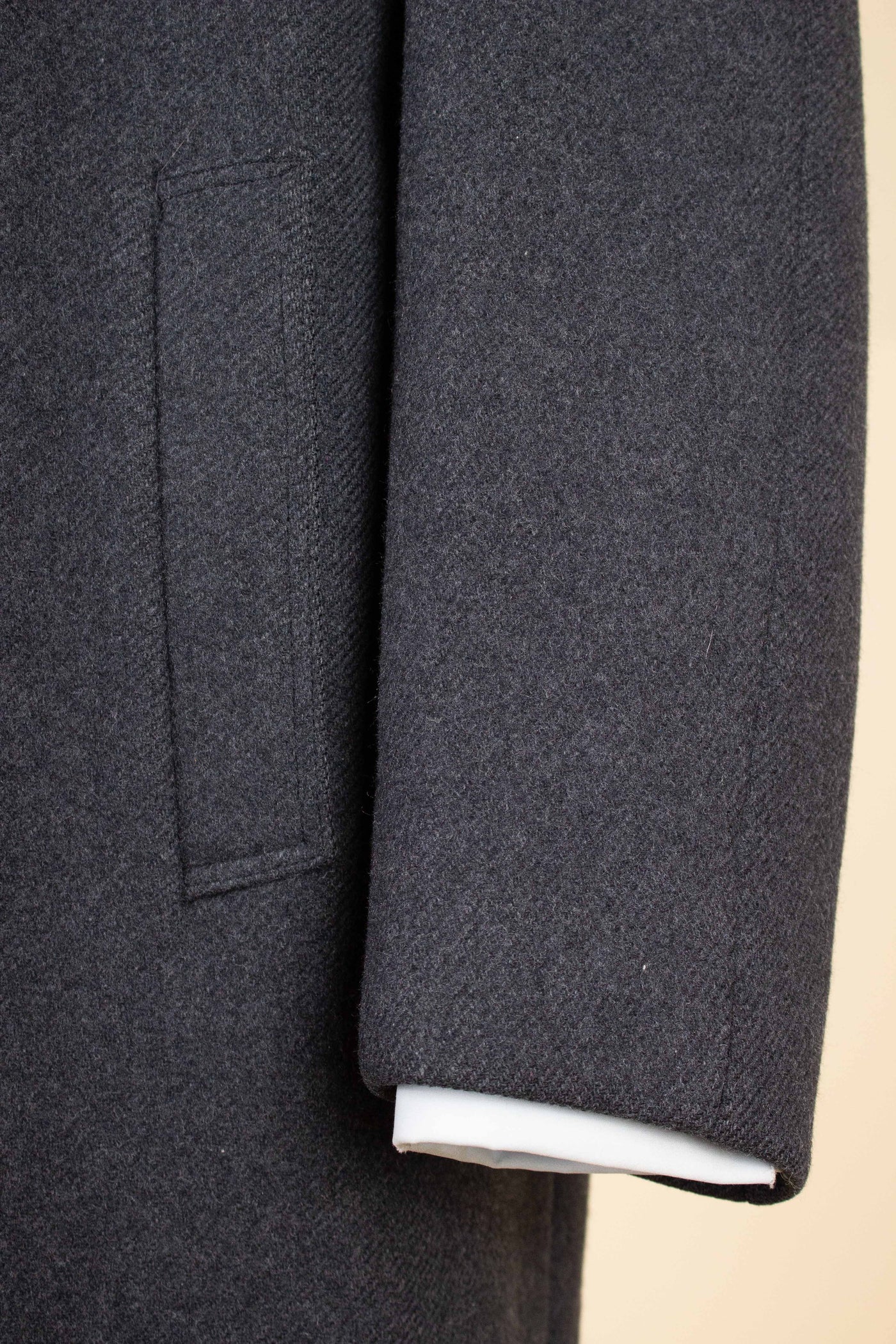 SWEDISH 1950S GREY RAGLAN OVERCOAT BY KABOM. SIZE CA EU 46-48