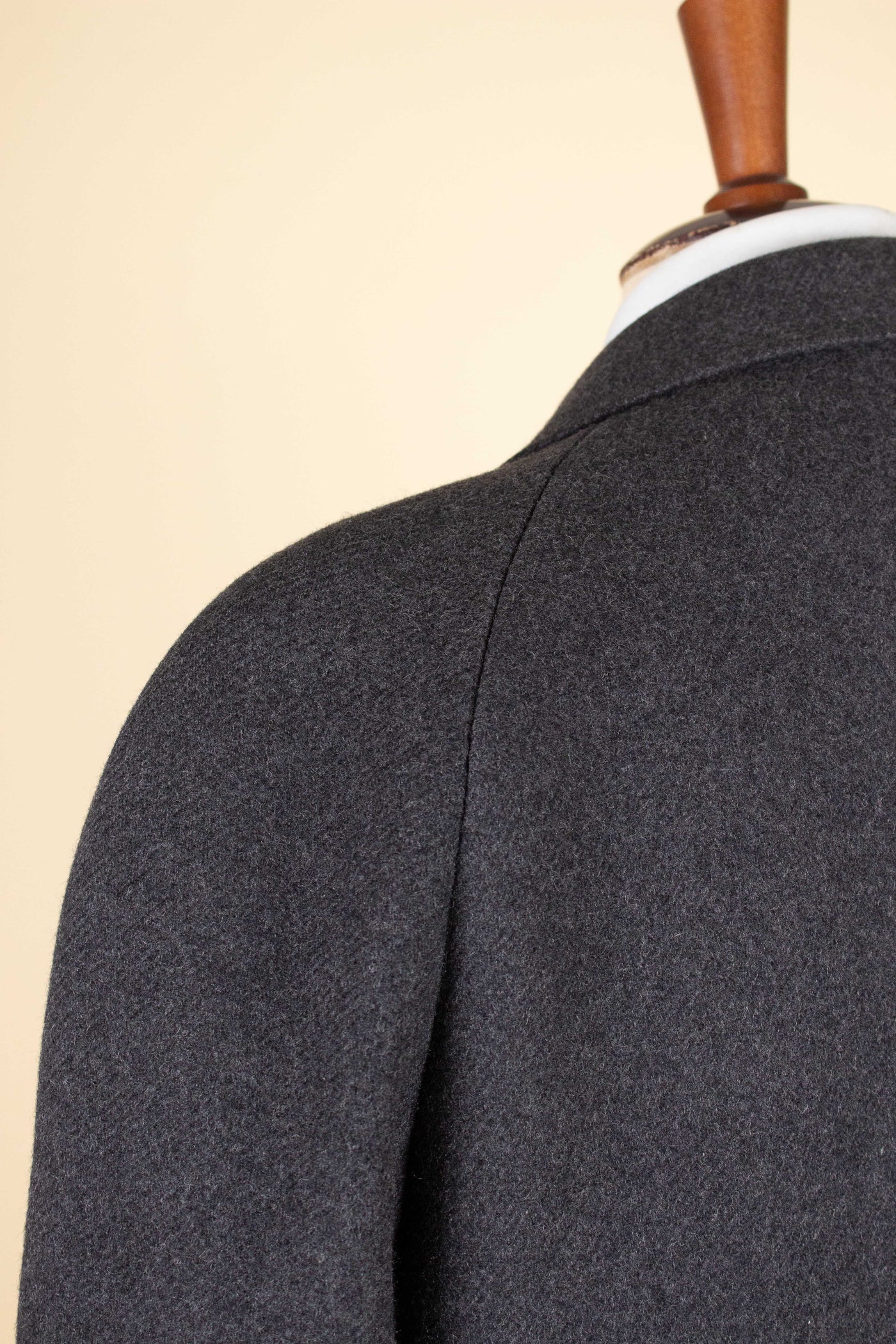 SWEDISH 1950S GREY RAGLAN OVERCOAT BY KABOM. SIZE CA EU 46-48