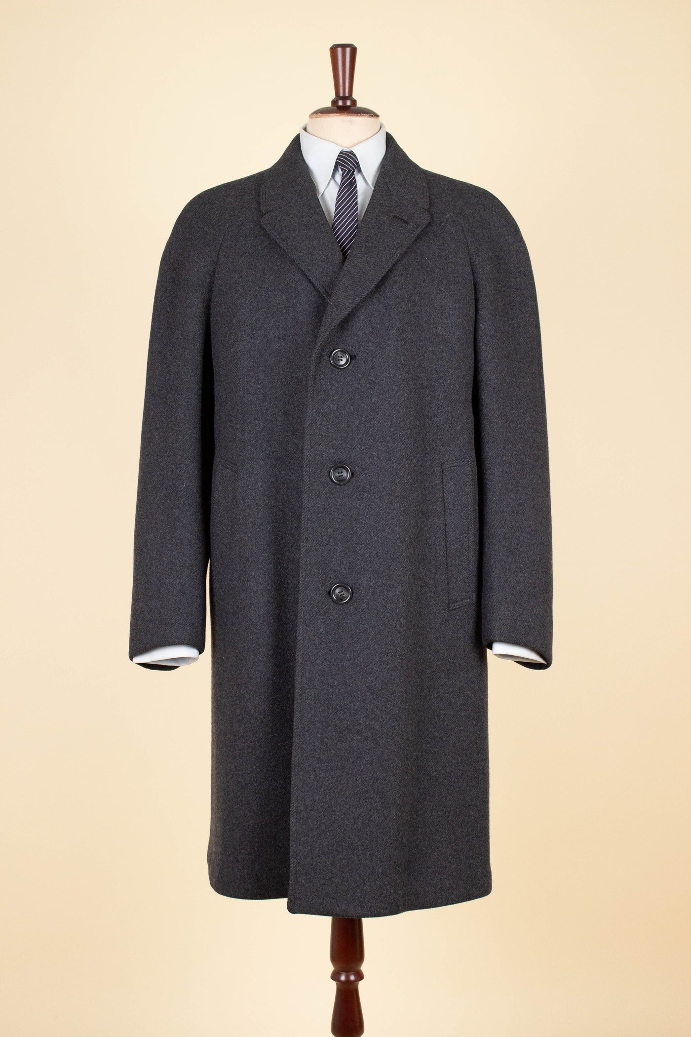 SWEDISH 1950S GREY RAGLAN OVERCOAT BY KABOM. SIZE CA EU 46-48