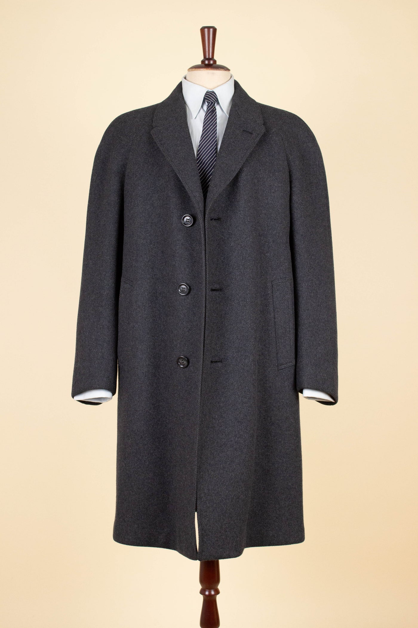 SWEDISH 1950S GREY RAGLAN OVERCOAT BY KABOM. SIZE CA EU 46-48