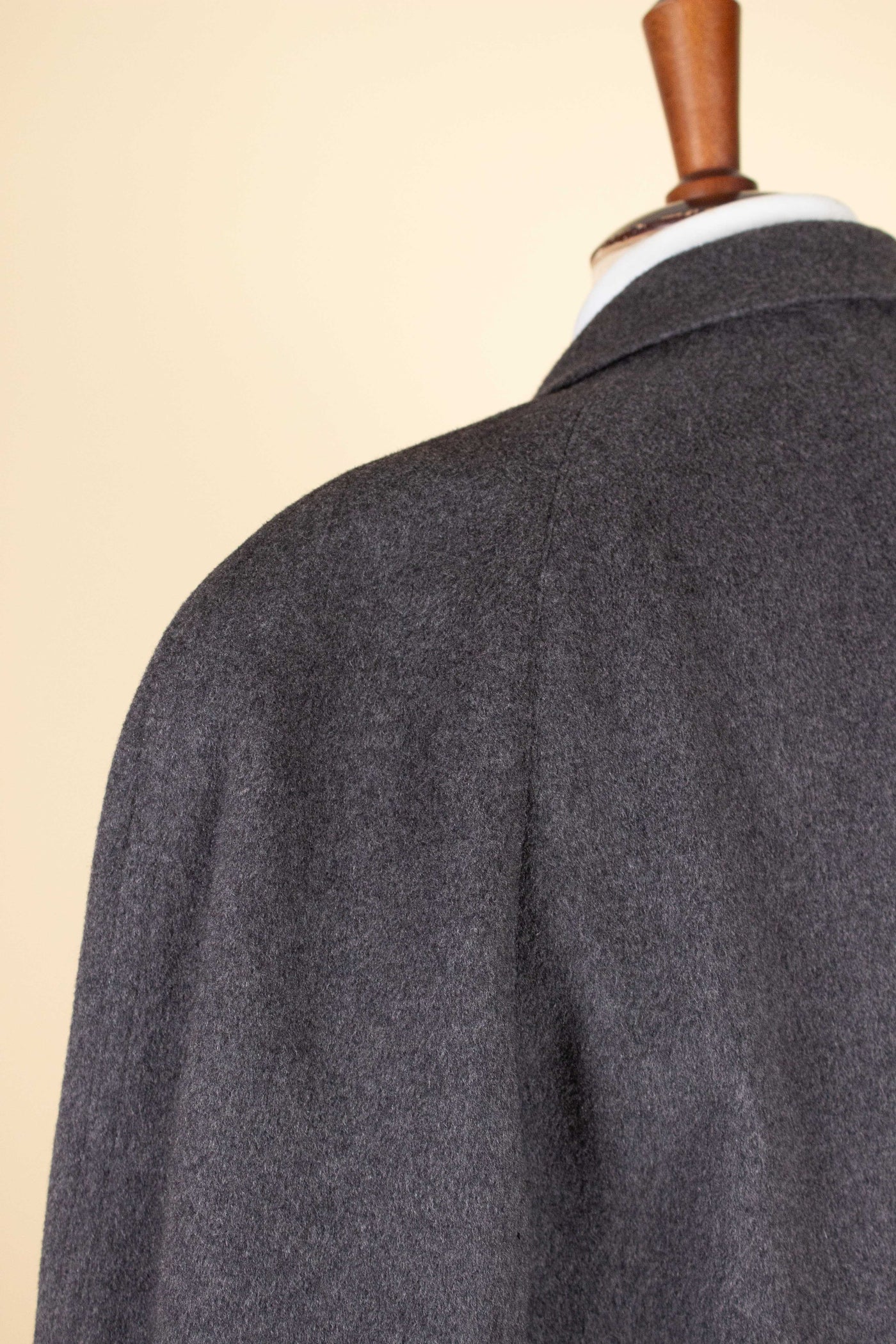 SWEDISH 1950S GREY RAGLAN SINGLE BREASTED OVERCOAT BY PINGVIN. SIZE CA EU 50