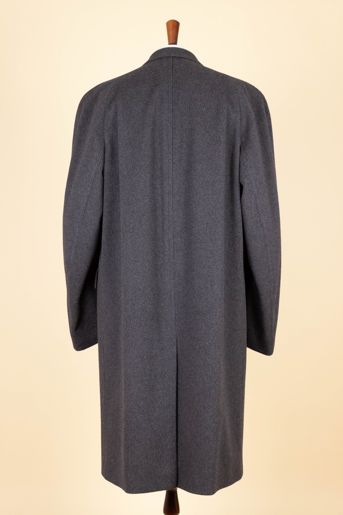 SWEDISH 1950S GREY RAGLAN SINGLE BREASTED OVERCOAT BY PINGVIN. SIZE CA EU 50