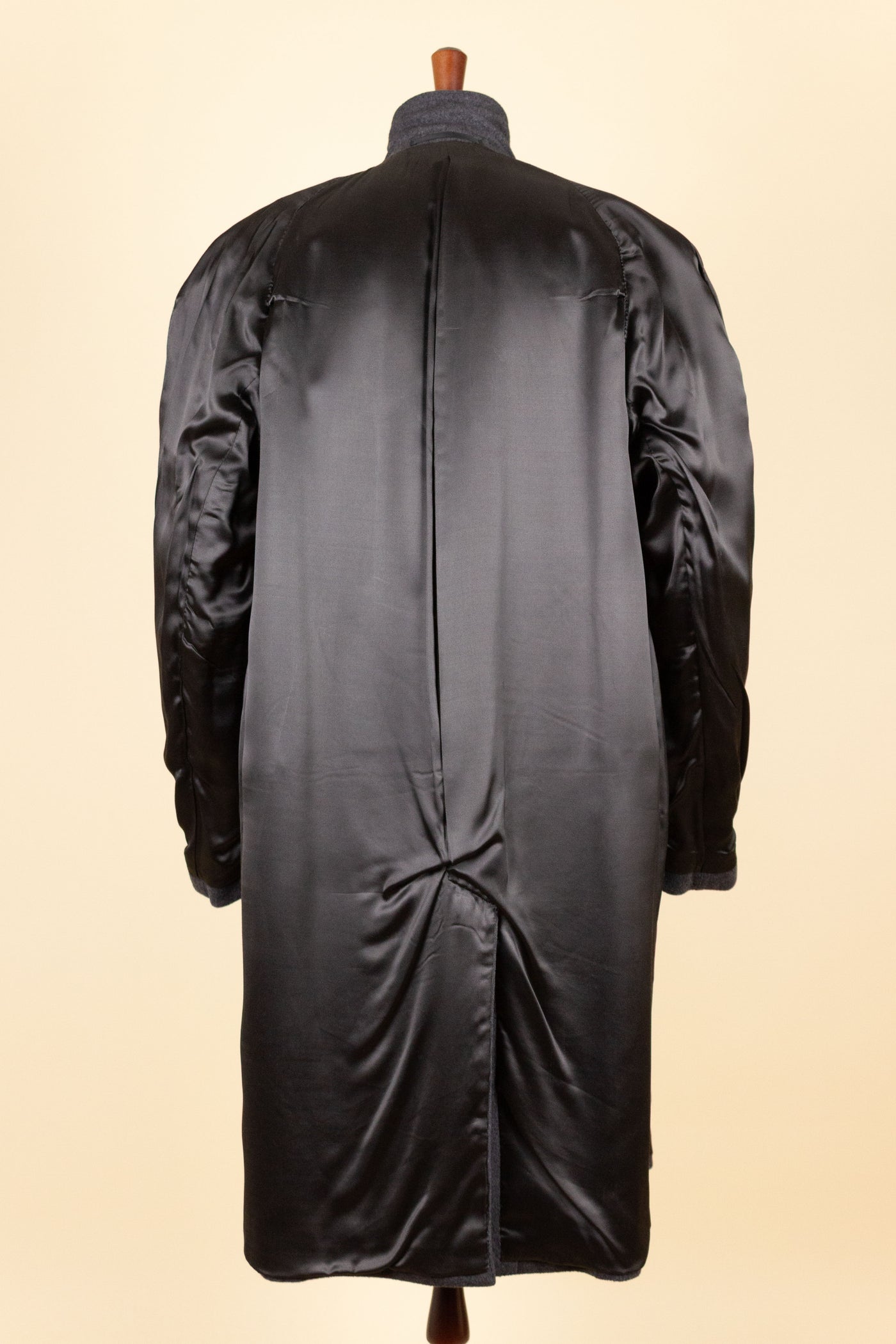 SWEDISH 1950S GREY RAGLAN SINGLE BREASTED OVERCOAT BY PINGVIN. SIZE CA EU 50