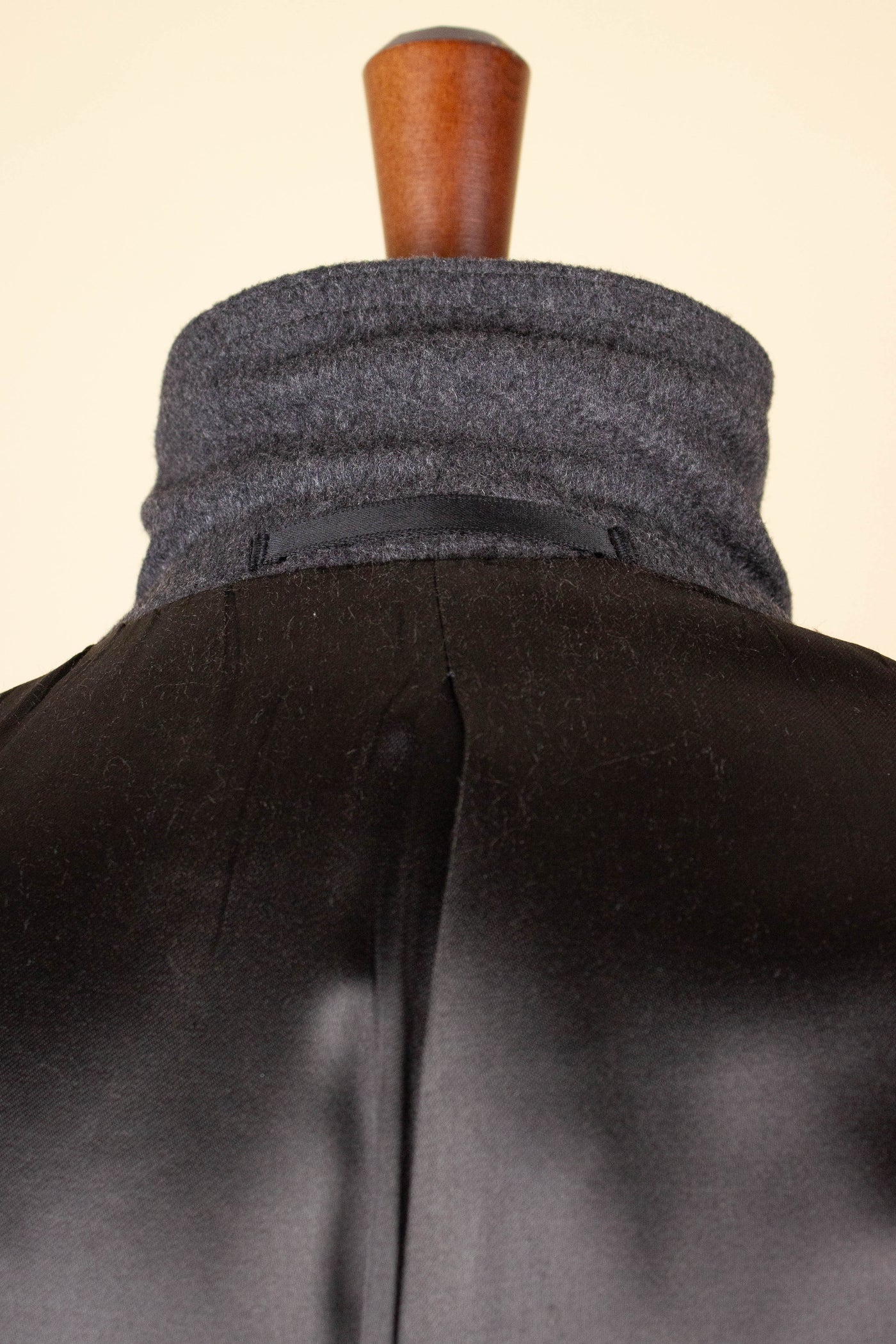 SWEDISH 1950S GREY RAGLAN SINGLE BREASTED OVERCOAT BY PINGVIN. SIZE CA EU 50