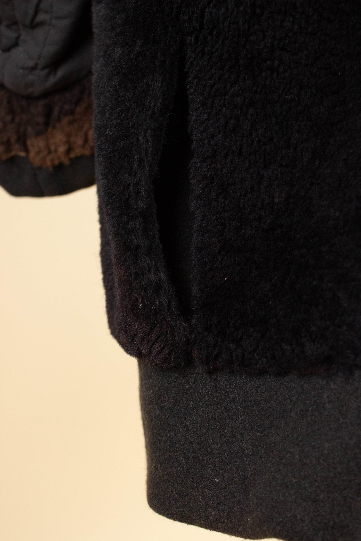 SWEDISH 1940S/1950S BLACK DOUBLE BREASTED SHORT OVERCOAT WITH FUR COLLAR AND LINING. SIZE CA EU 56