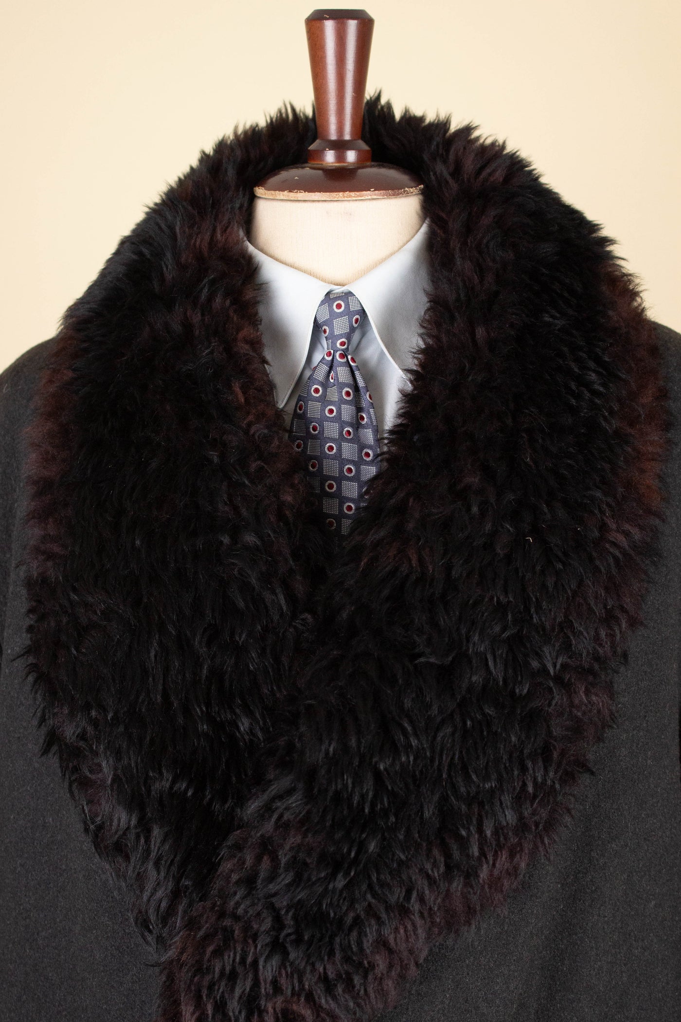 SWEDISH 1940S/1950S BLACK DOUBLE BREASTED SHORT OVERCOAT WITH FUR COLLAR AND LINING. SIZE CA EU 56