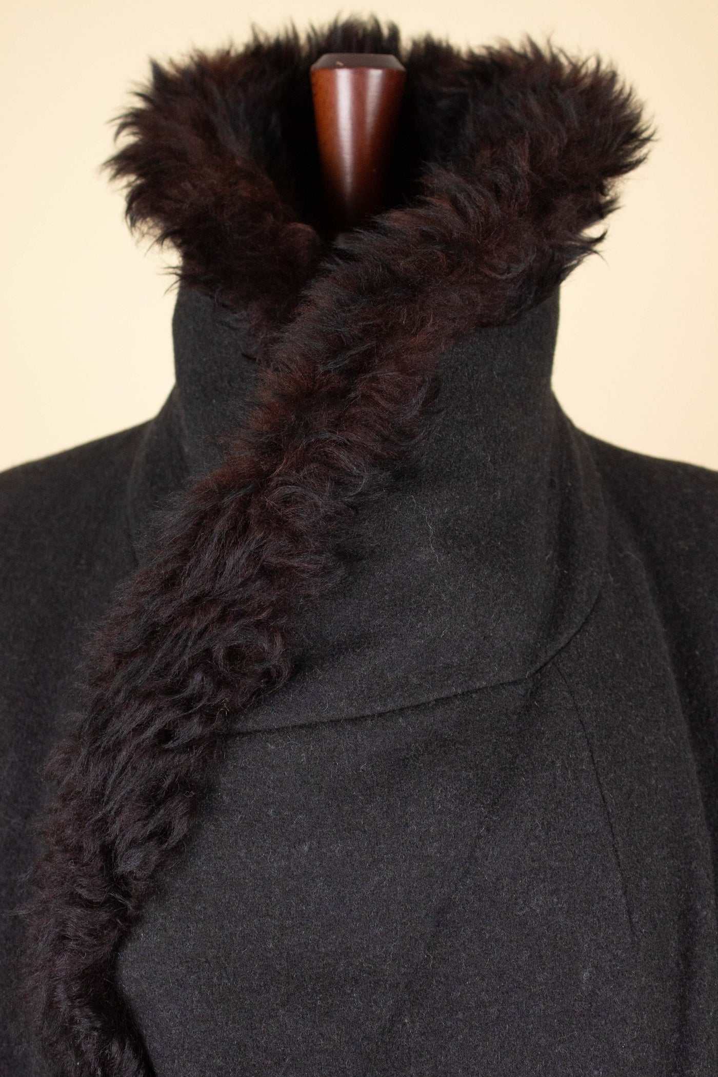 SWEDISH 1940S/1950S BLACK DOUBLE BREASTED SHORT OVERCOAT WITH FUR COLLAR AND LINING. SIZE CA EU 56