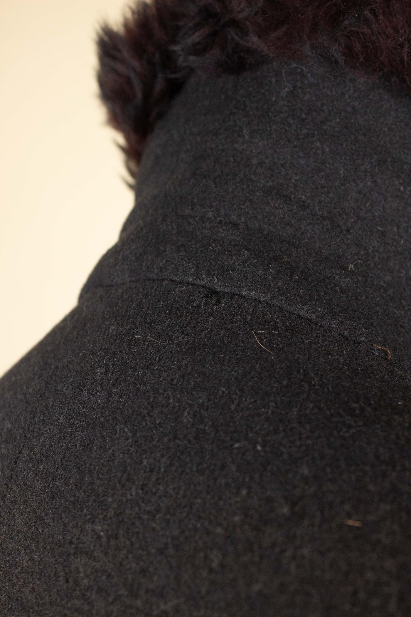 SWEDISH 1940S/1950S BLACK DOUBLE BREASTED SHORT OVERCOAT WITH FUR COLLAR AND LINING. SIZE CA EU 56