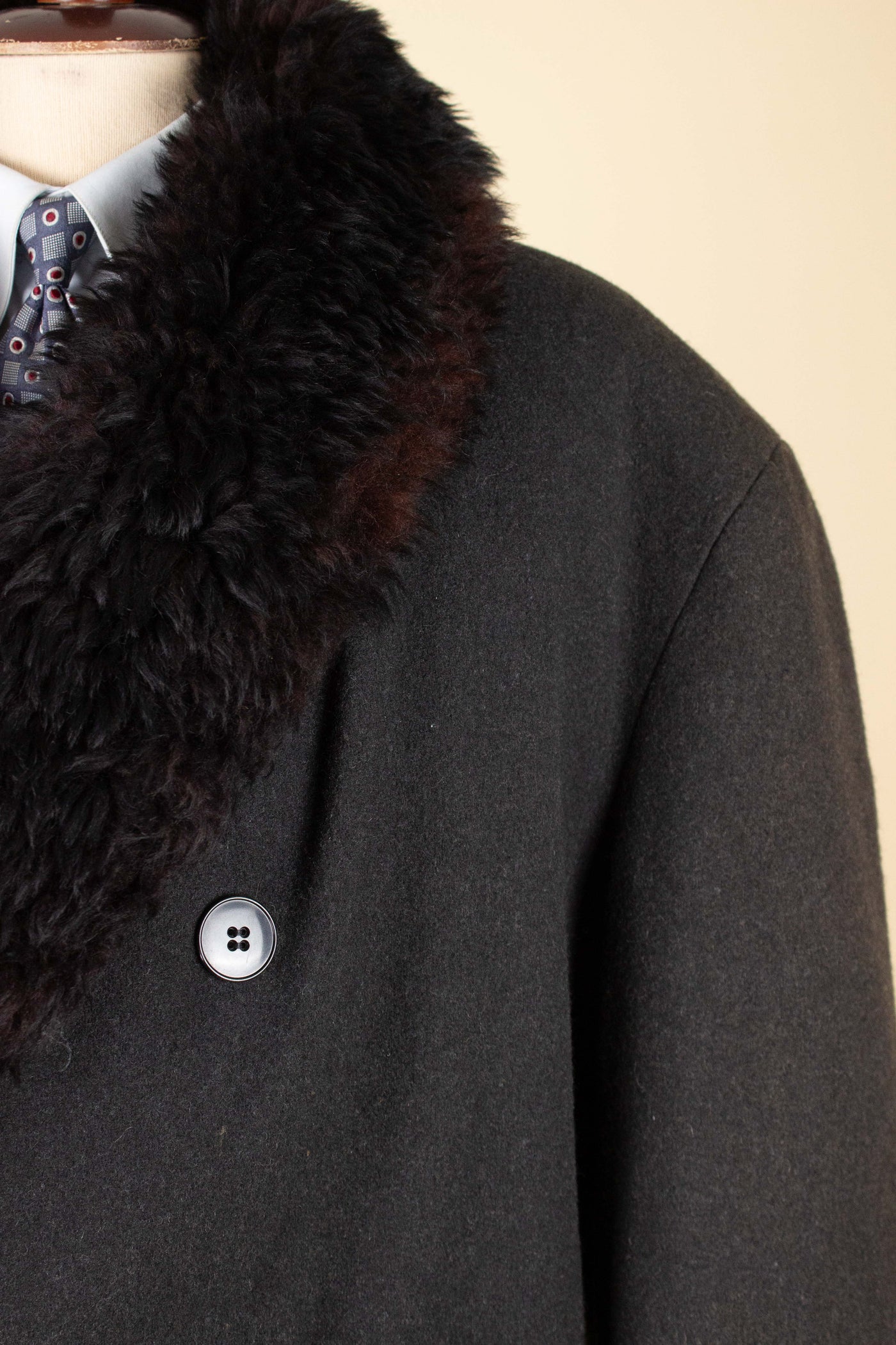 SWEDISH 1940S/1950S BLACK DOUBLE BREASTED SHORT OVERCOAT WITH FUR COLLAR AND LINING. SIZE CA EU 56