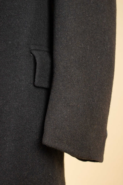 SWEDISH 1940S/1950S BLACK DOUBLE BREASTED SHORT OVERCOAT WITH FUR COLLAR AND LINING. SIZE CA EU 56