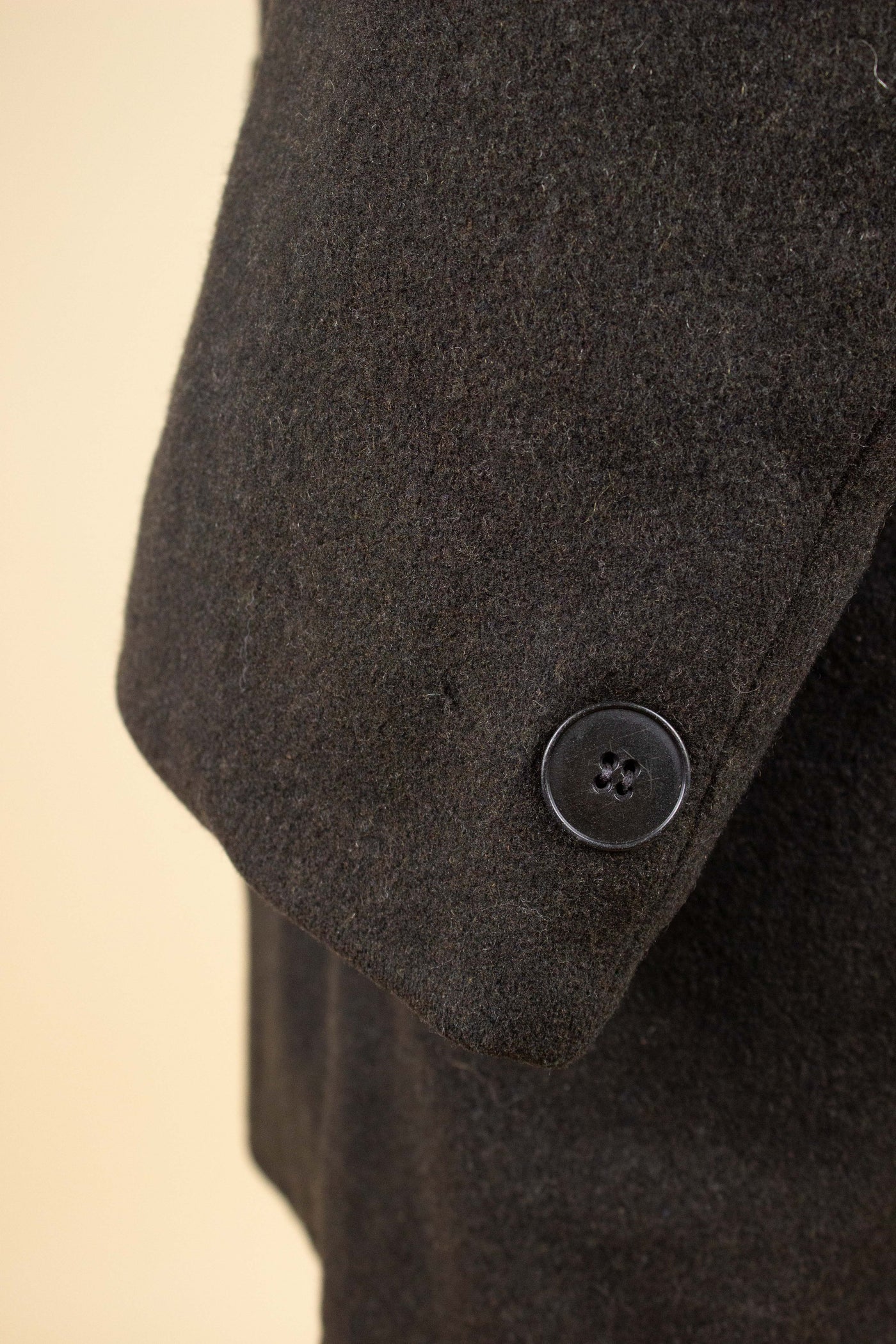 SWEDISH 1940S/1950S BLACK DOUBLE BREASTED SHORT OVERCOAT WITH FUR COLLAR AND LINING. SIZE CA EU 56